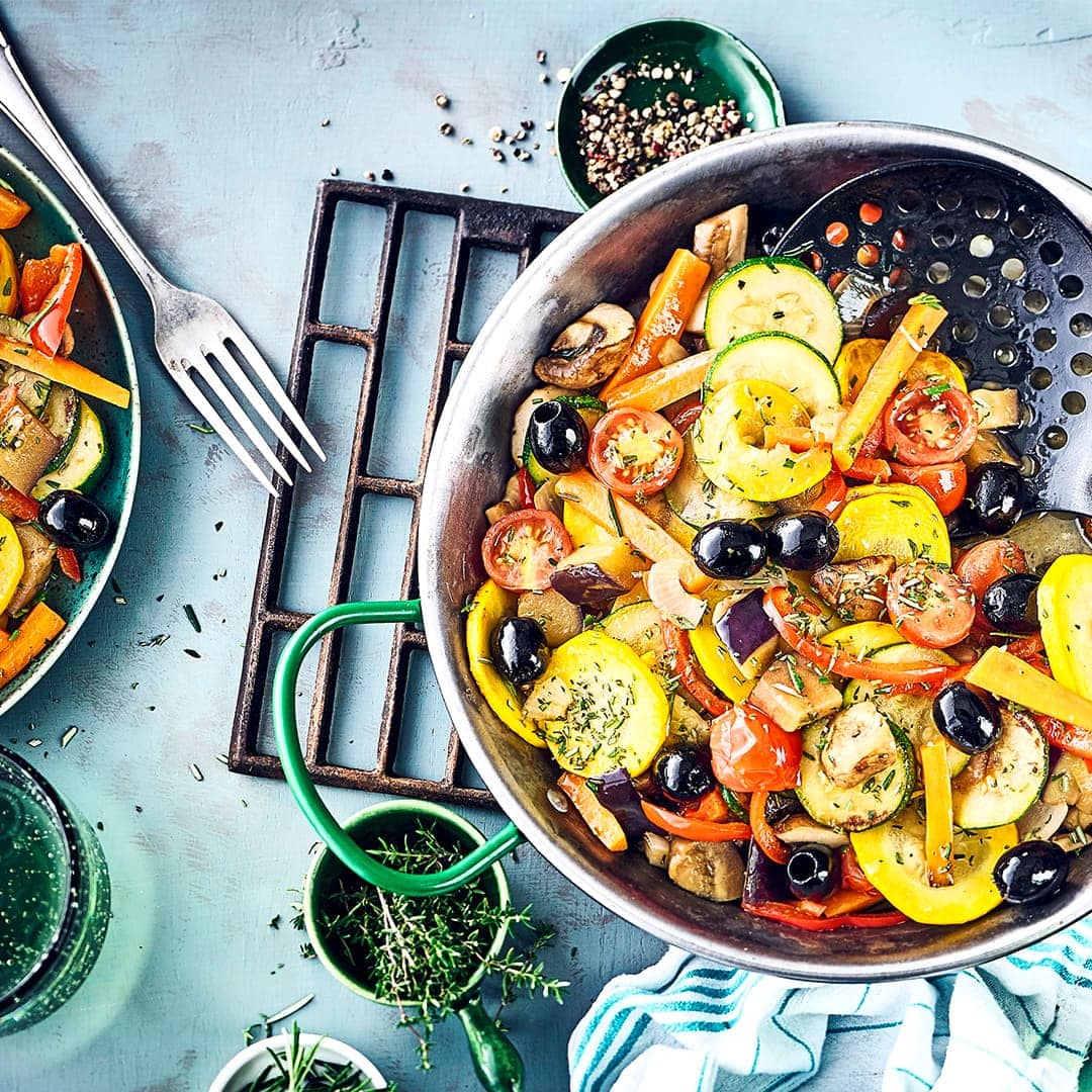 Schmeckt wie im Urlaub: Probieren Sie doch einmal unser mediterranes Pfannengemüse mit viel frischem Gemüse in der Pfanne gebraten, mit Oliven und Feta.