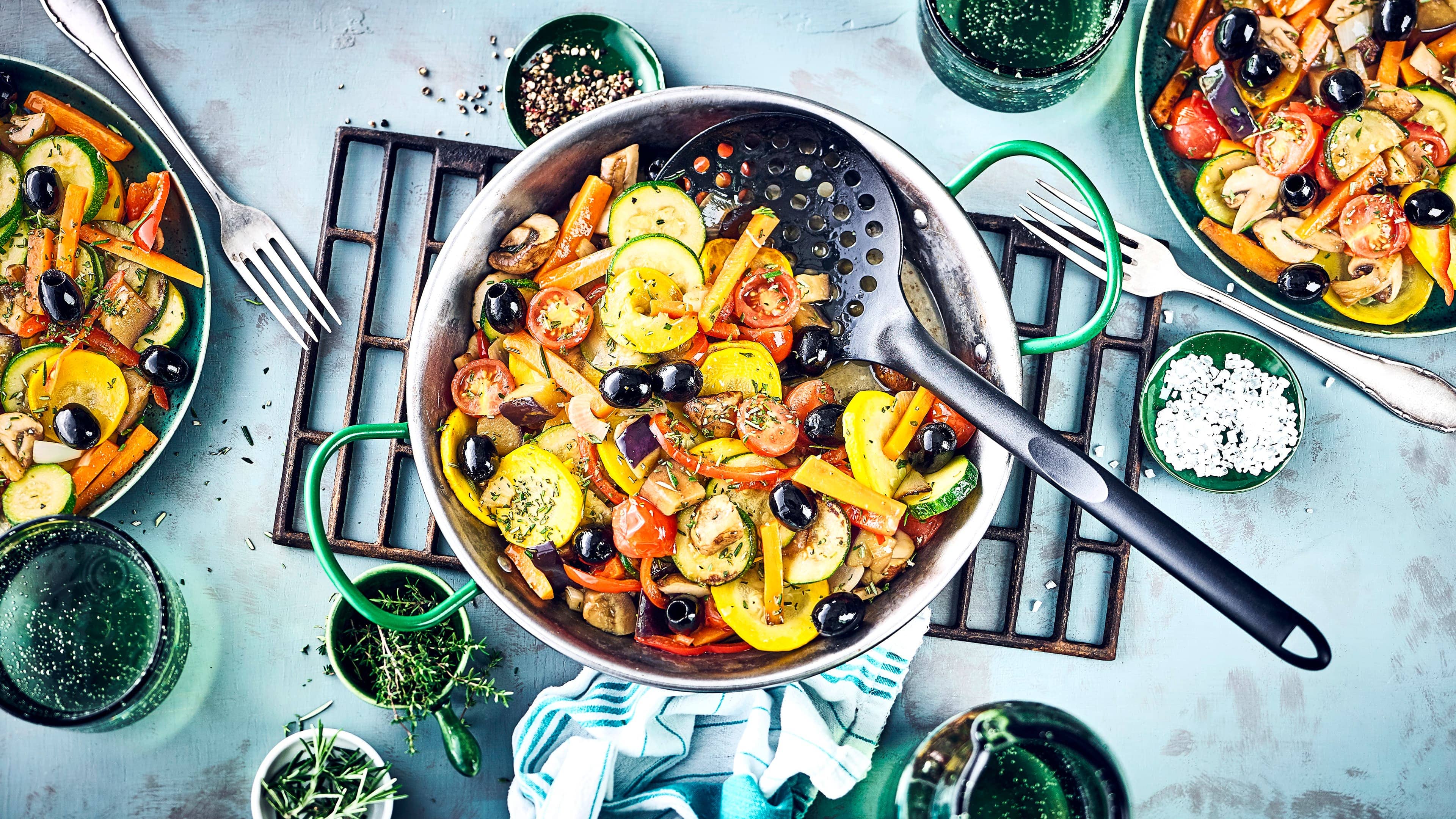 Mediterranes Pfannengemüse Schmeckt wie im Urlaub: Probieren Sie doch einmal unser mediterranes Pfannengemüse mit viel frischem Gemüse in der Pfanne gebraten, mit Oliven und Feta.