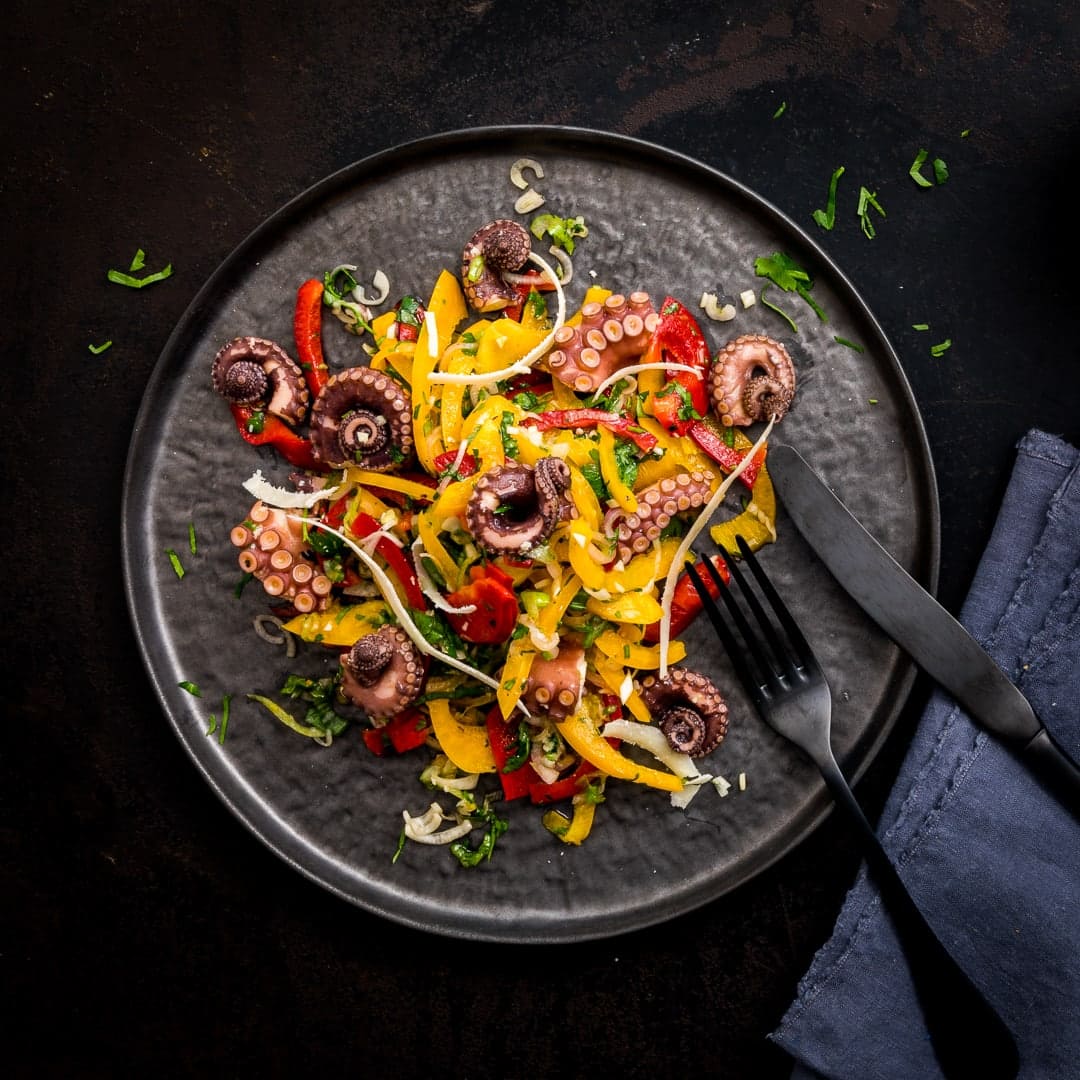 Sommer, Sonne, Meeresfrüchtesalat – das gehört einfach zusammen und lässt an Strandurlaube erinnern. Unser Meeresfrüchtesalat aus Pulpo mit Gemüse und Parmesan wird Ihnen Fernweh bereiten.