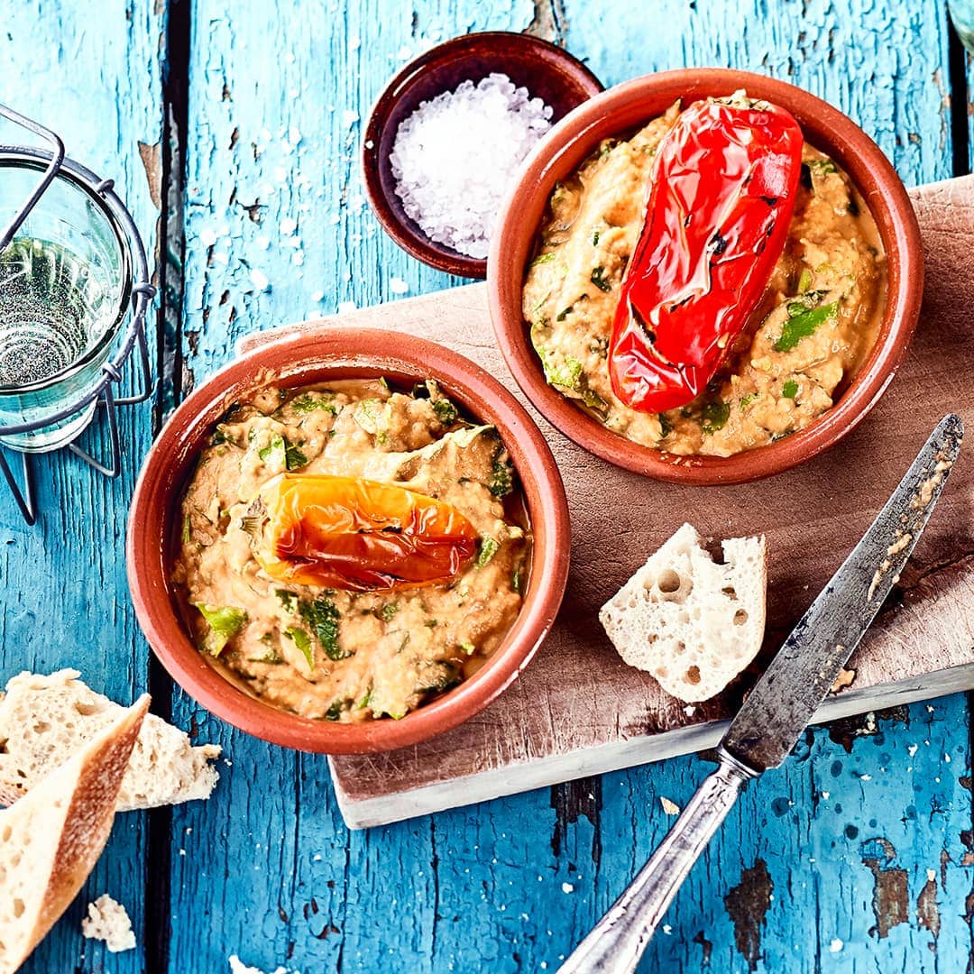 So schmeckt Griechenland! Melitzanosalata ist eine Auberginencreme, die gut zu aufgebackenem Brot passt und sich perfekt als Vorspeise eignet.