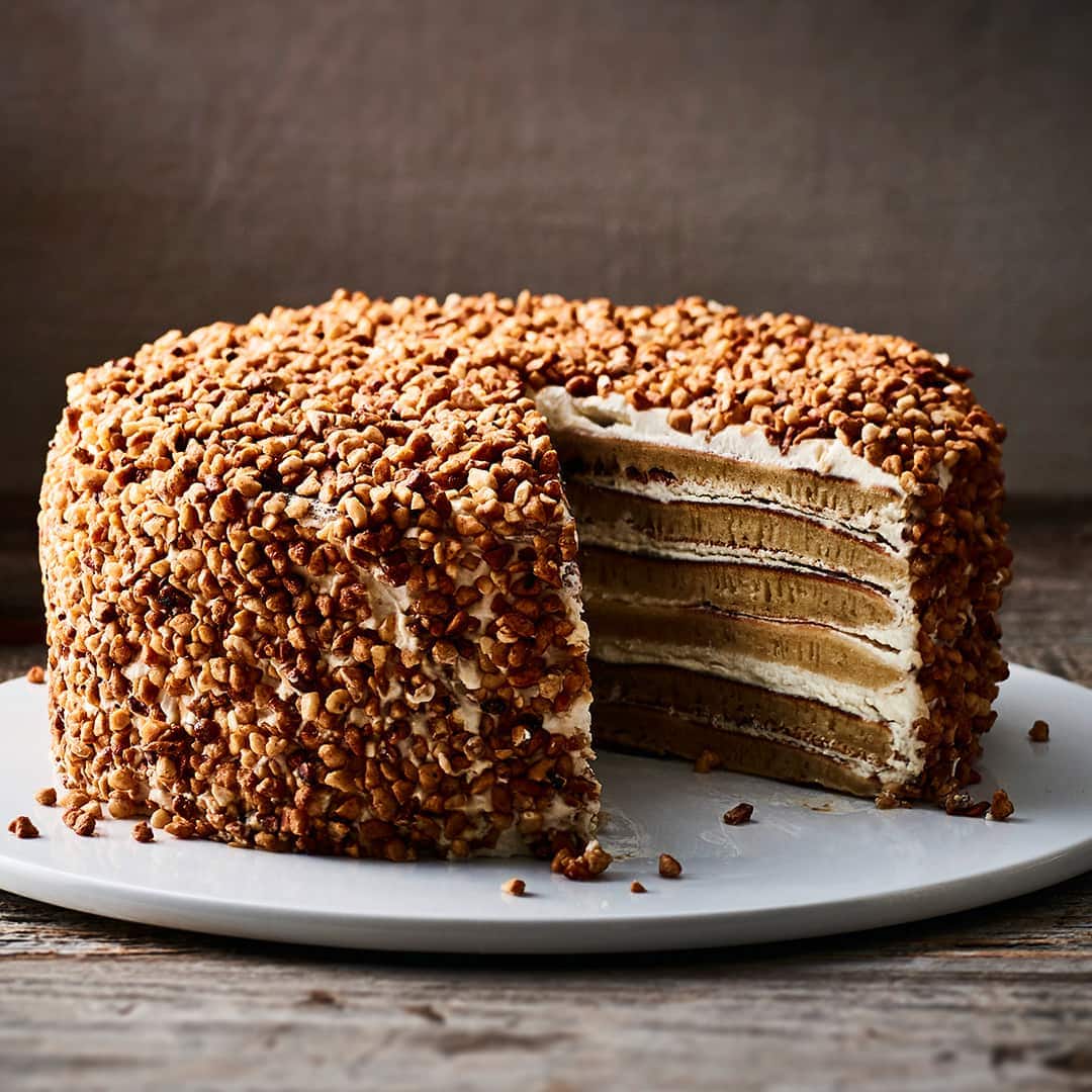 Es braucht zugegebenermaßen etwas Zeit und Geduld, aber das Ergebnis lohnt sich: Selbstgemachte Milchmädchen-Torte mit Haselnusskrokant-Topping.