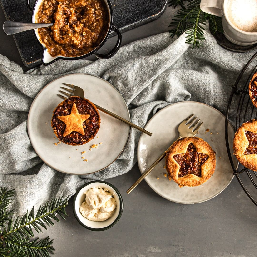 Das süße kleine Gebäck kommt aus Großbritannien und wird dort traditionell an Weihnachten oder zum Jahreswechsel serviert: Wir sind jetzt schon Fan der kleinen Mince Pies.