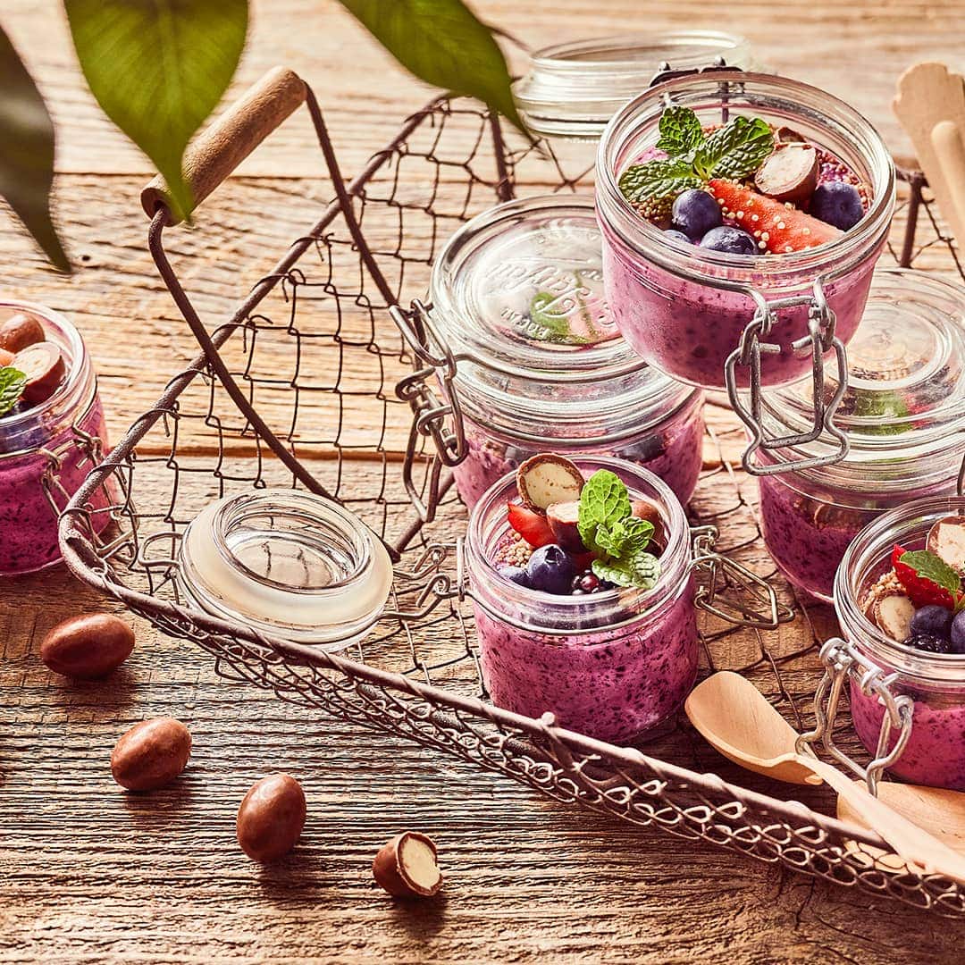 Mini-Joghurt-Heidelbeer-Bowls und kinder Schoko-Bons