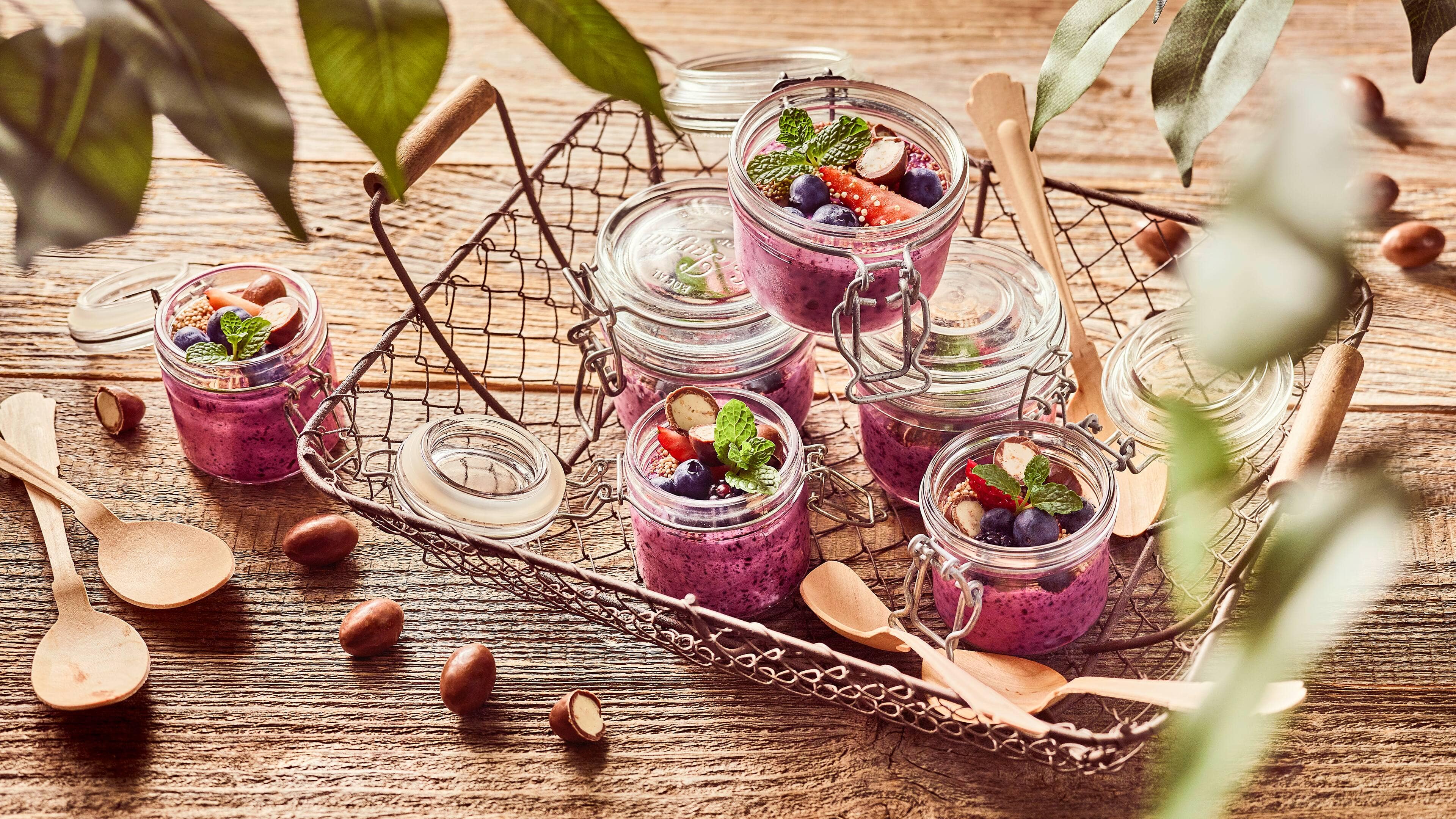 Mini-Joghurt-Heidelbeer-Bowls und kinder Schoko-Bons Mini-Joghurt-Heidelbeer-Bowls und kinder Schoko-Bons