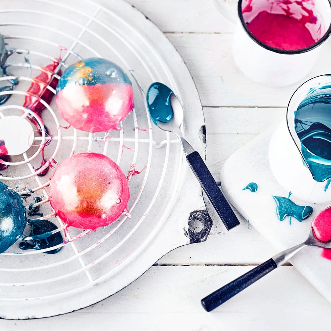 Nicht ganz einfach in der Zubereitung, aber das Ergebnis kann sich wirklich sehen lassen. Eine Mirror-Glaze-Torte ist ein echtes Highlight. Wichtig zu wissen, Mirror-Glaze ist ausschließlich für Mousse-Torten geeignet, die in eine Silikonform gegossen und eingefroren wurden.