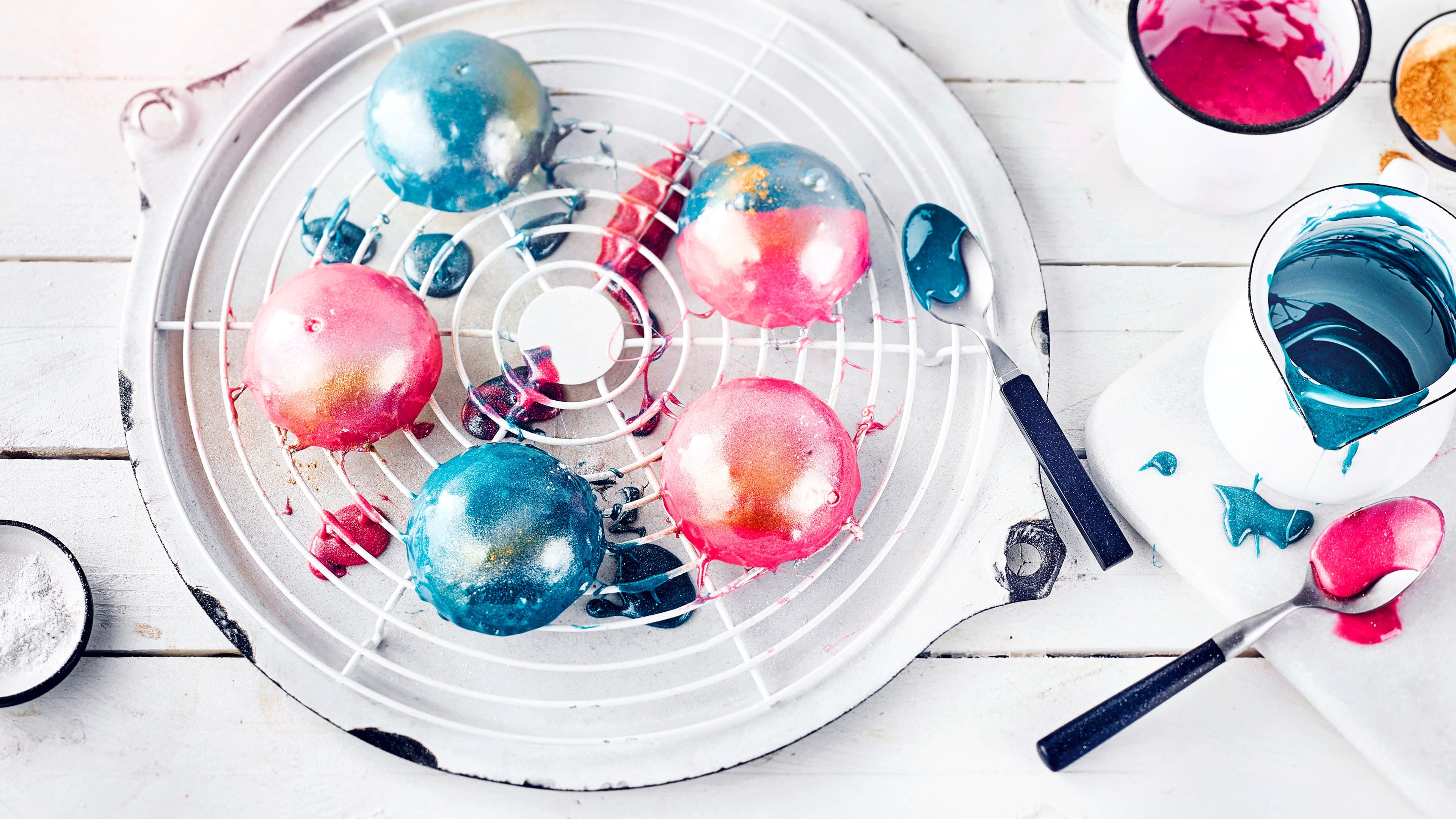 Mirror-Glaze-Tortendeko Nicht ganz einfach in der Zubereitung, aber das Ergebnis kann sich wirklich sehen lassen. Eine Mirror-Glaze-Torte ist ein echtes Highlight. Wichtig zu wissen, Mirror-Glaze ist ausschließlich für Mousse-Torten geeignet, die in eine Silikonform gegossen und eingefroren wurden.