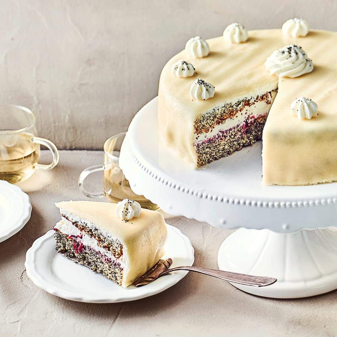Zugegeben es ist nicht das einfachste Torten-Rezept, aber jede Mühe wert. Klassische Mohn-Marzipan-Torte mit Kirsch-Sahne-Füllung und Marzipandecke.