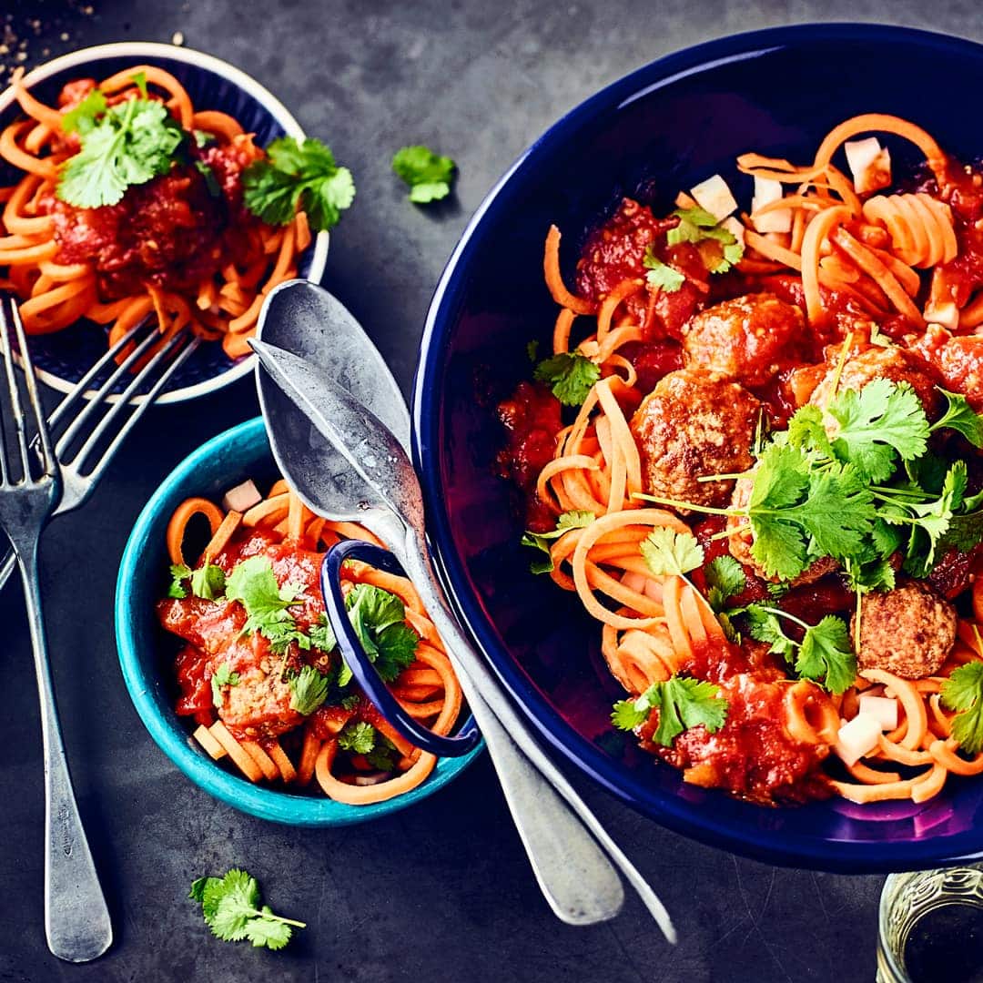 Möhrennudeln sind eine kalorienarme Abwechslung zu herkömmlicher Pasta und richtig lecker. Wir servieren sie mit Hackbällchen-Soße und Koriander.