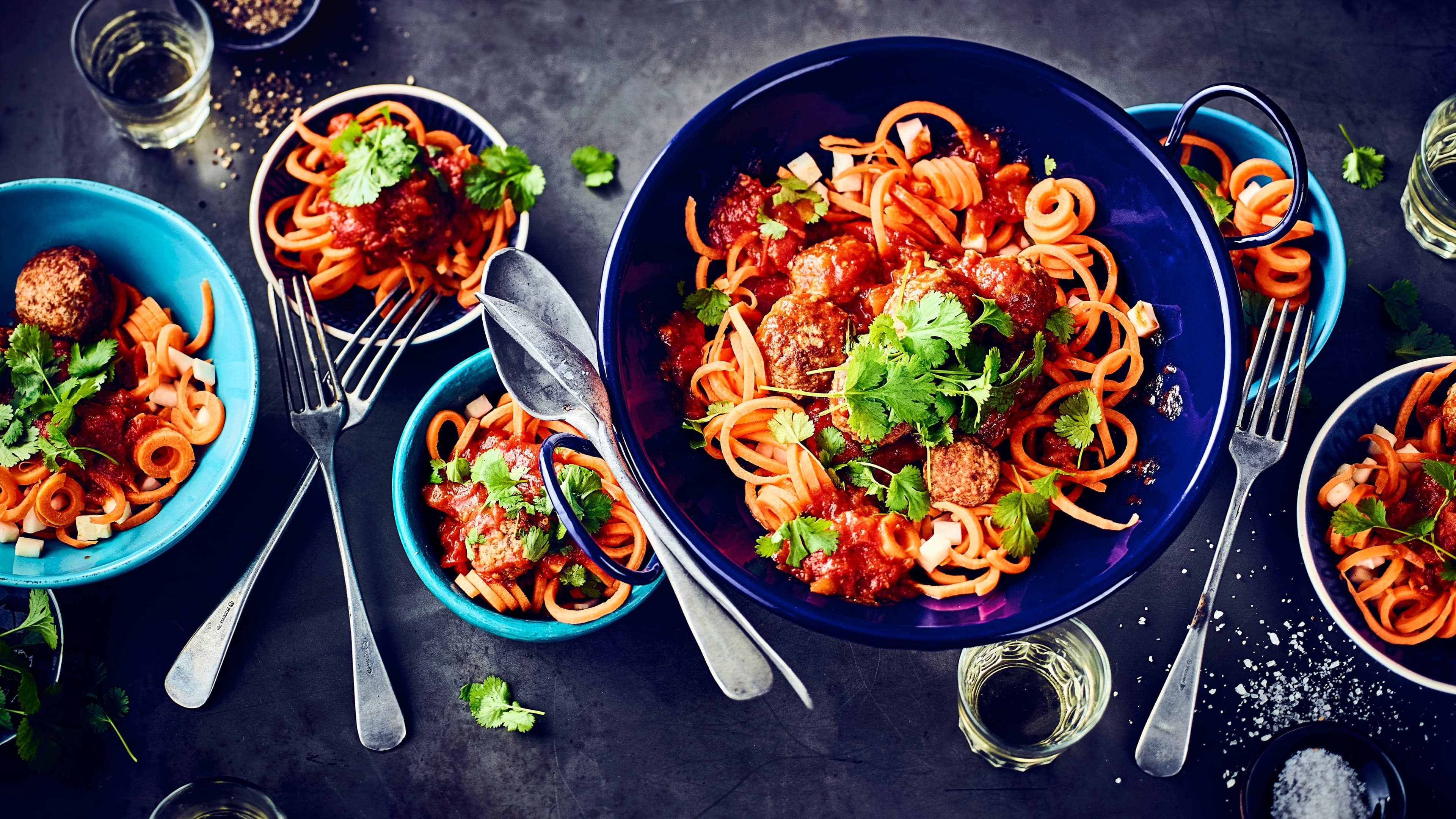 Möhrennudeln Möhrennudeln sind eine kalorienarme Abwechslung zu herkömmlicher Pasta und richtig lecker. Wir servieren sie mit Hackbällchen-Soße und Koriander.