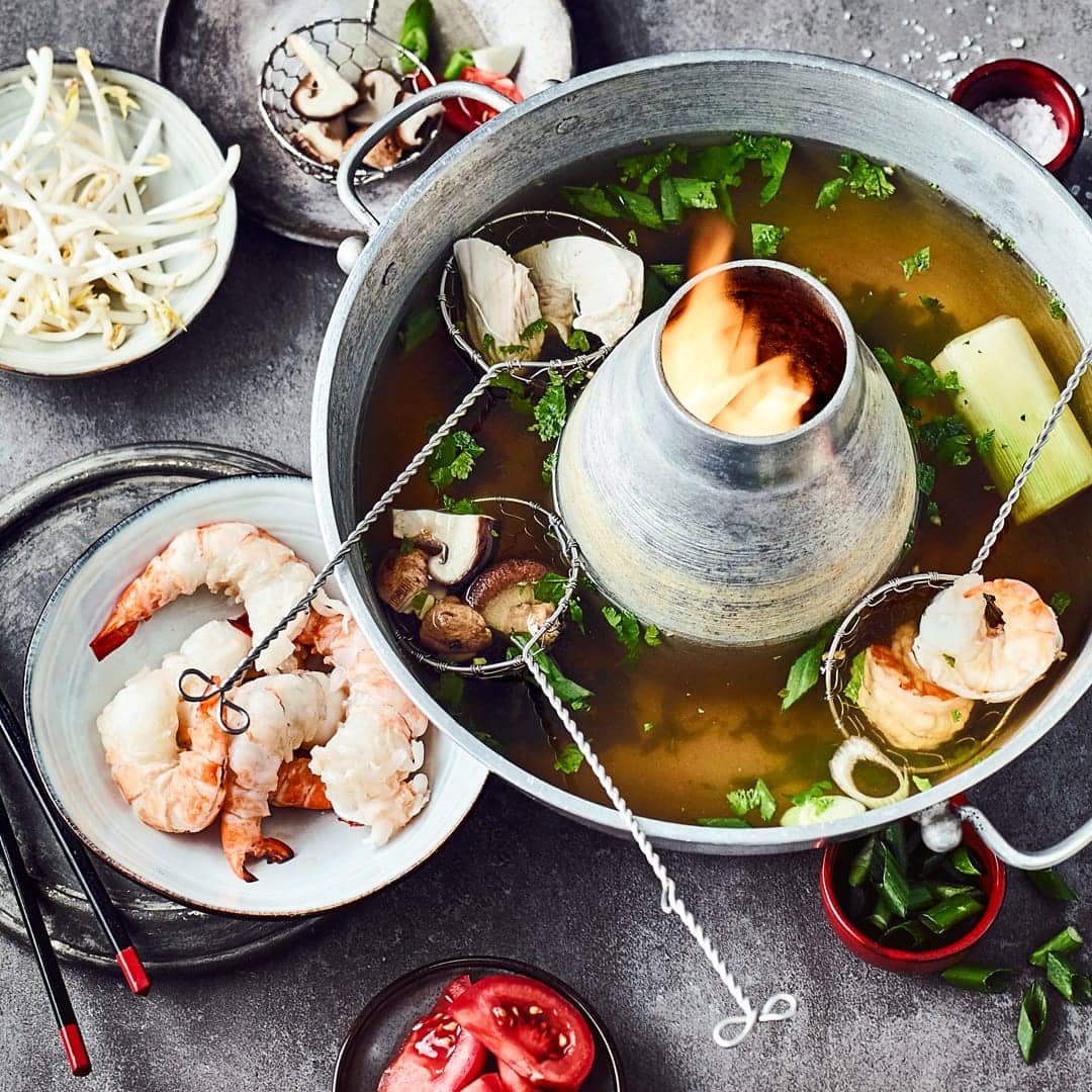 Ähnlich einer Fondue-Idee funktioniert ein mongolischer Feuertopf. Leckere, frische Zutaten die mit einem köstlichen Erdnuss-Chili-Dip genossen werden können.