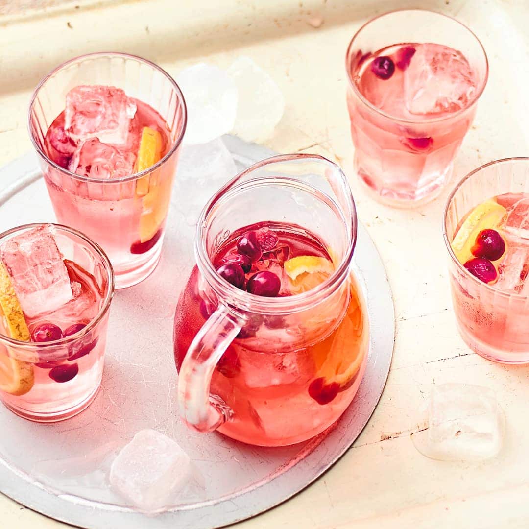 Im Sommer kalt als Erfrischungsgetränk oder im Winter heiß als Punsch: Mors ist ein russisches Getränk aus Cranberries, Rohrohrzucker, Wasser und Orangenscheiben.