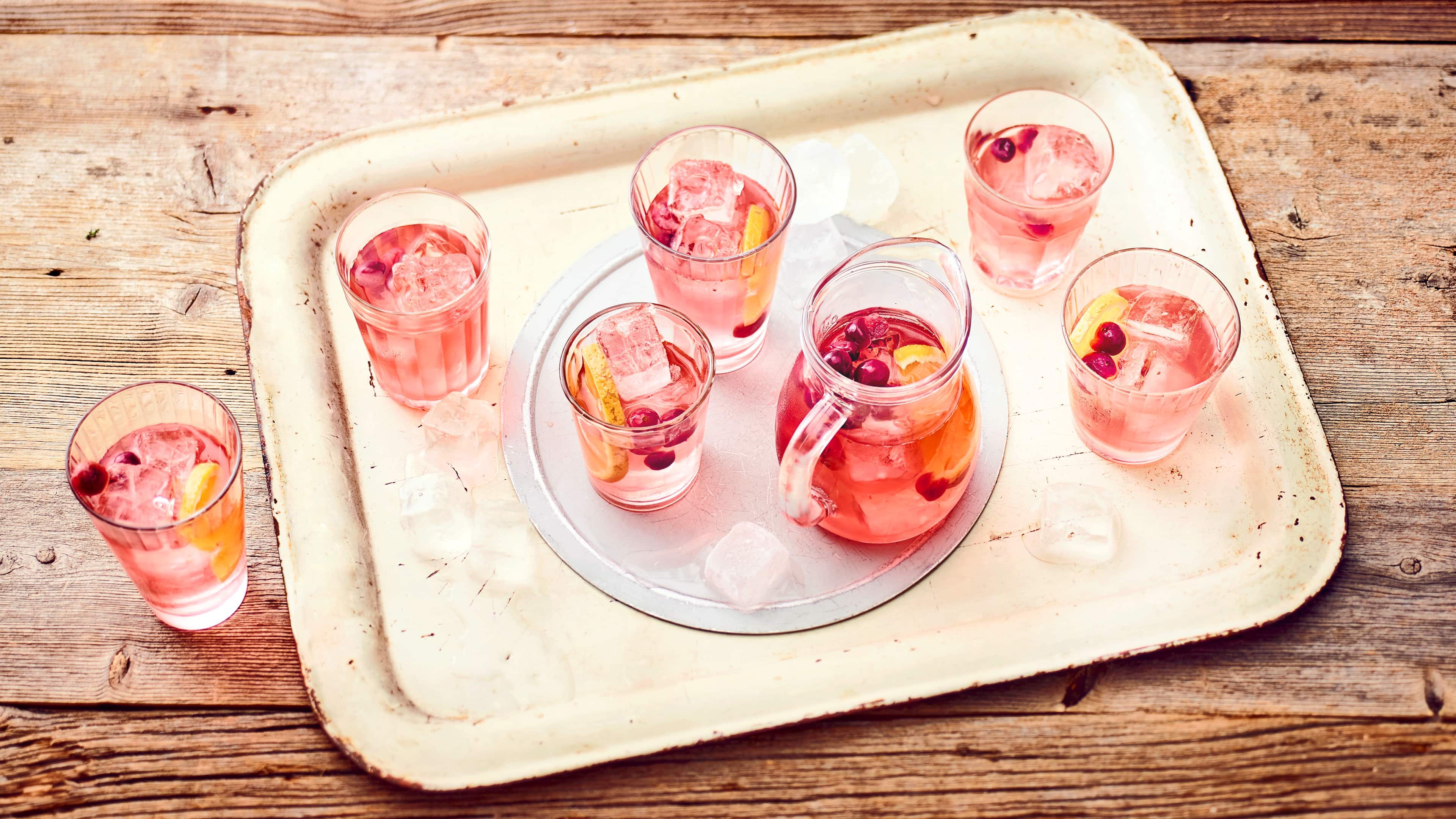 Mors Im Sommer kalt als Erfrischungsgetränk oder im Winter heiß als Punsch: Mors ist ein russisches Getränk aus Cranberries, Rohrohrzucker, Wasser und Orangenscheiben.