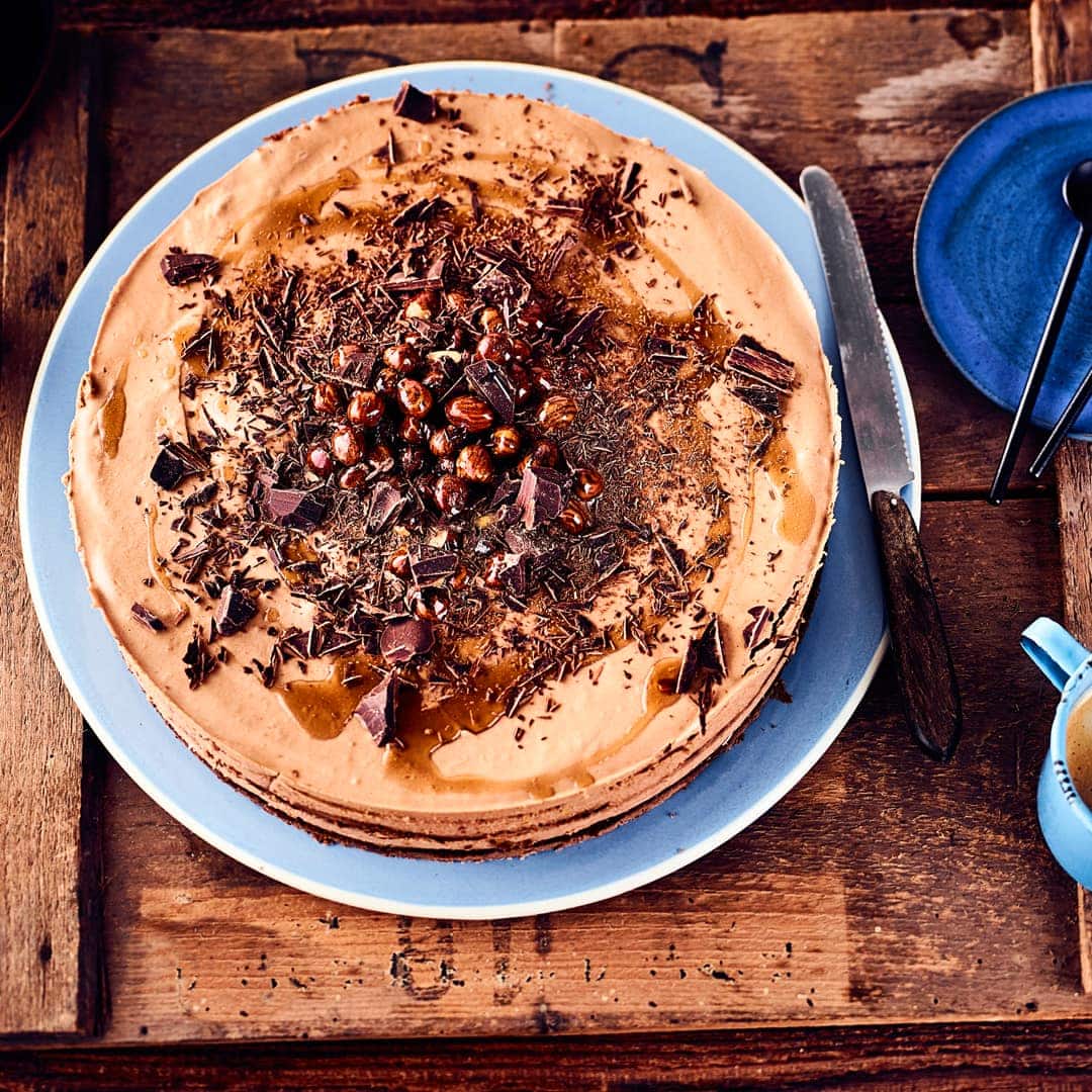 Ein krümeliger Schoko-Nuss-Boden getoppt mit köstlicher Nougat-Creme und lecker dekoriert – unsere Nougat Torte ist ein wahrgewordener Traum.