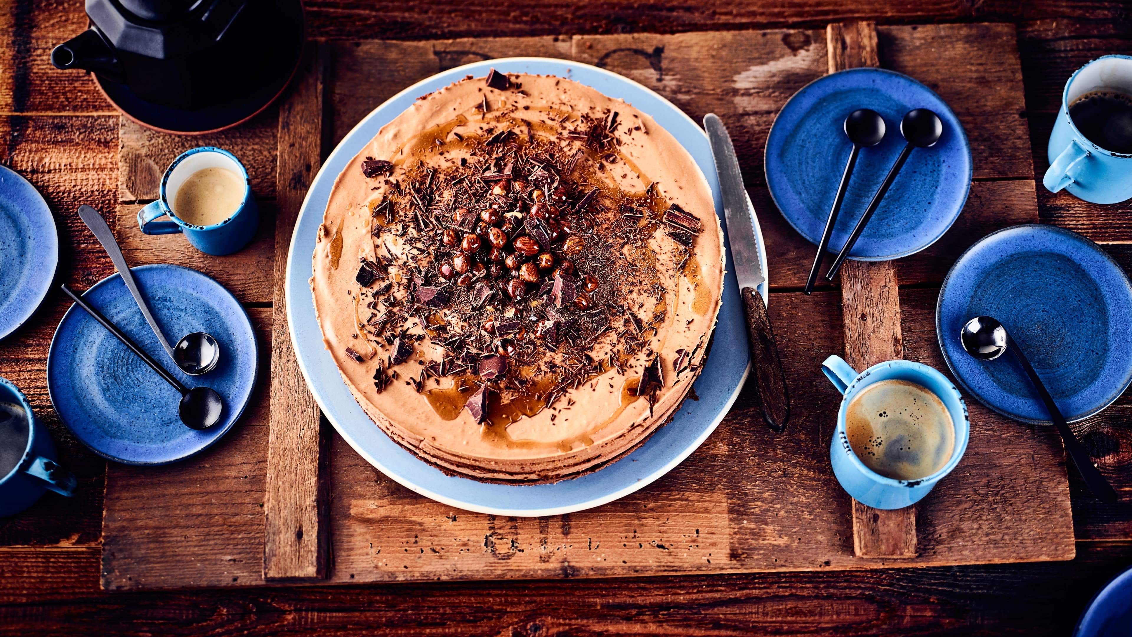 Nougat Torte Ein krümeliger Schoko-Nuss-Boden getoppt mit köstlicher Nougat-Creme und lecker dekoriert – unsere Nougat Torte ist ein wahrgewordener Traum.