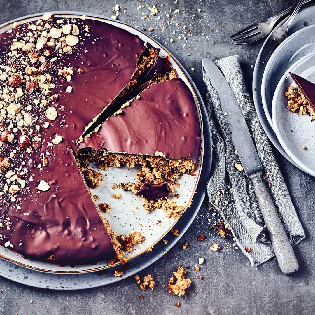 Hier können Sie einmal getrost auf das Mehl verzichten. Unser Rezept für Nusskuchen ohne Mehl wird durch die Karotten und das Apfelmus super saftig.