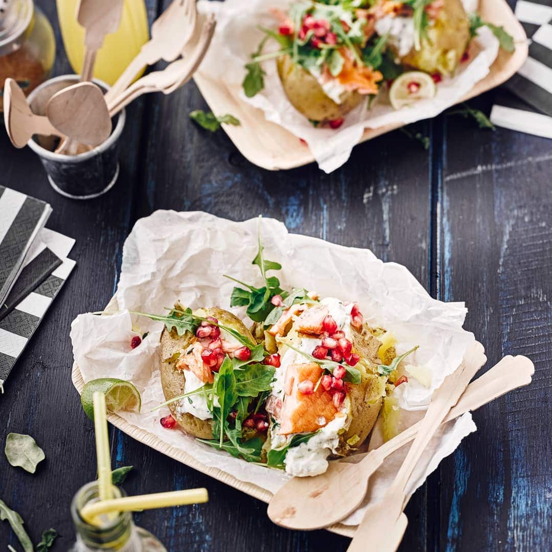 Als Beilage oder Hauptgericht mit Fisch: Probieren Sie unsere Ofenkartoffel mit Rucola, Lauch, Granatapfel und Lachs an Meerrettich-Quark!