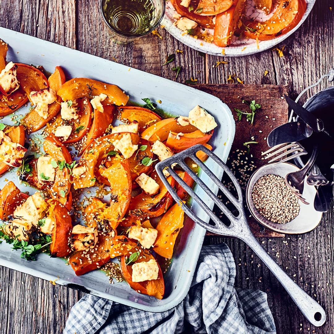 Frisch aus dem Ofen und am besten noch dampfend genießen: Unser Rezept für aromatischen Ofenkürbis mit Zimt, Honig und Feta bringt den Herbst auf den Tisch!