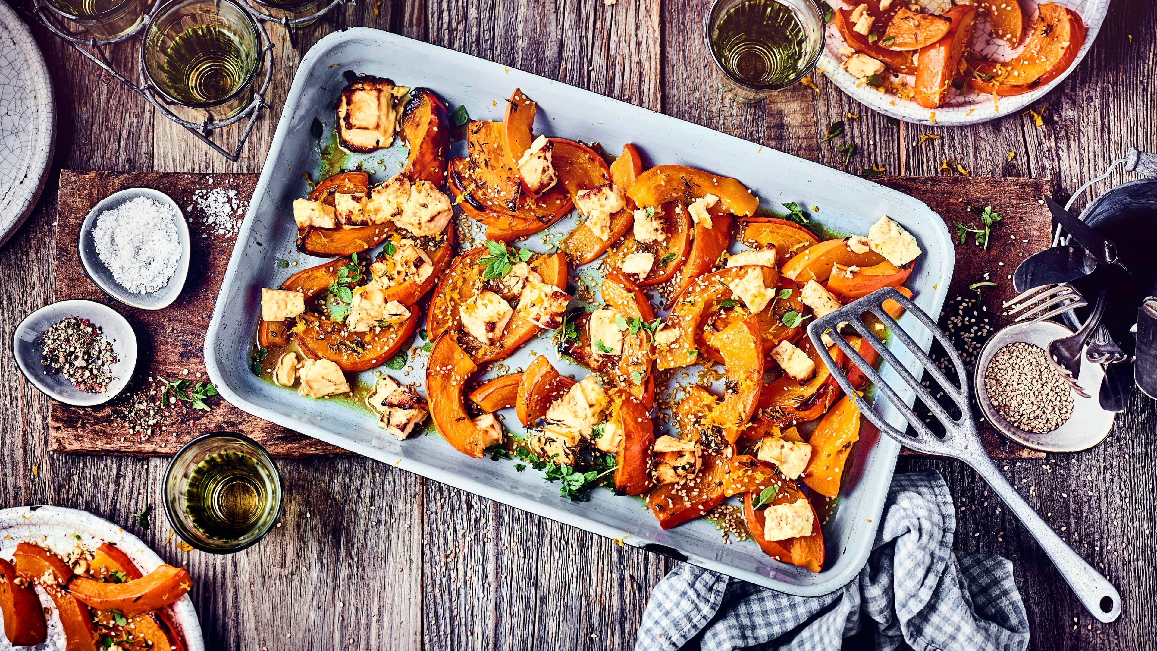 Ofenkürbis mit Zimt, Honig und Feta Frisch aus dem Ofen und am besten noch dampfend genießen: Unser Rezept für aromatischen Ofenkürbis mit Zimt, Honig und Feta bringt den Herbst auf den Tisch!