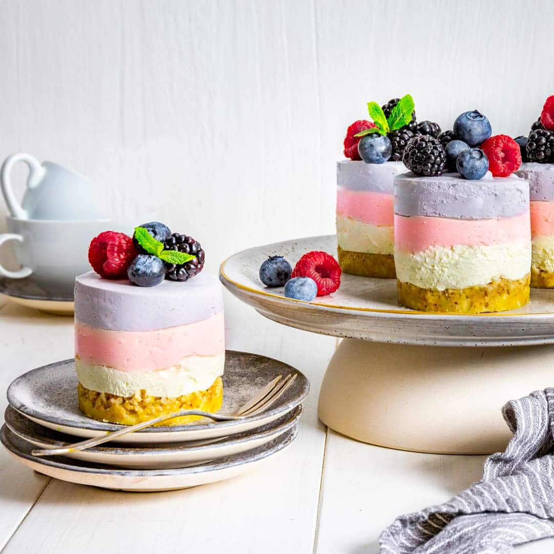 Kleine Minitorten für einen besonderen Anlass: Unser Rezept für Ombré-Beeren-Cremetörtchen zeigt Ihnen wie Sie aus einem knusprigen Müsli-Boden, sahniger Creme und zweierlei Beerencreme die kleinen Törtchen herstellen.