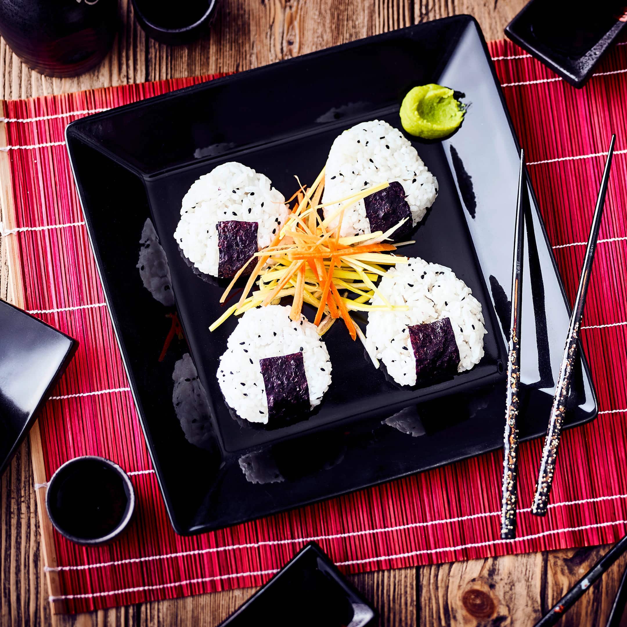 Vielseitig füllbar und ein Muss für einen leckeren Sushi-Abend sind Onigiri – kleine japanische Reisbällchen. Wir zeigen Ihnen wie Sie sie selbst herstellen können.