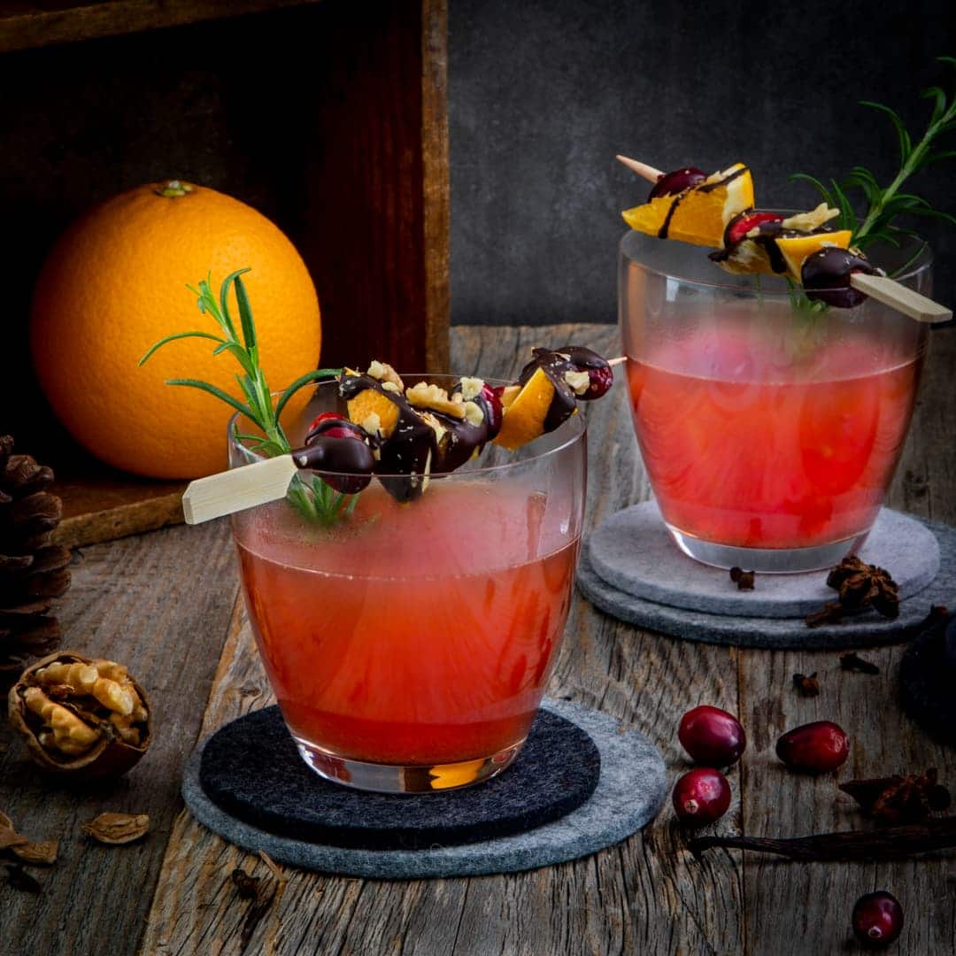 Wenn es draußen winterlich kalt wird, wärmen Sie sich am besten mit einem Punsch: Unser selbstgemachter Orangen-Punsch mit Ingwersirup ist dazu herrlich fruchtig!