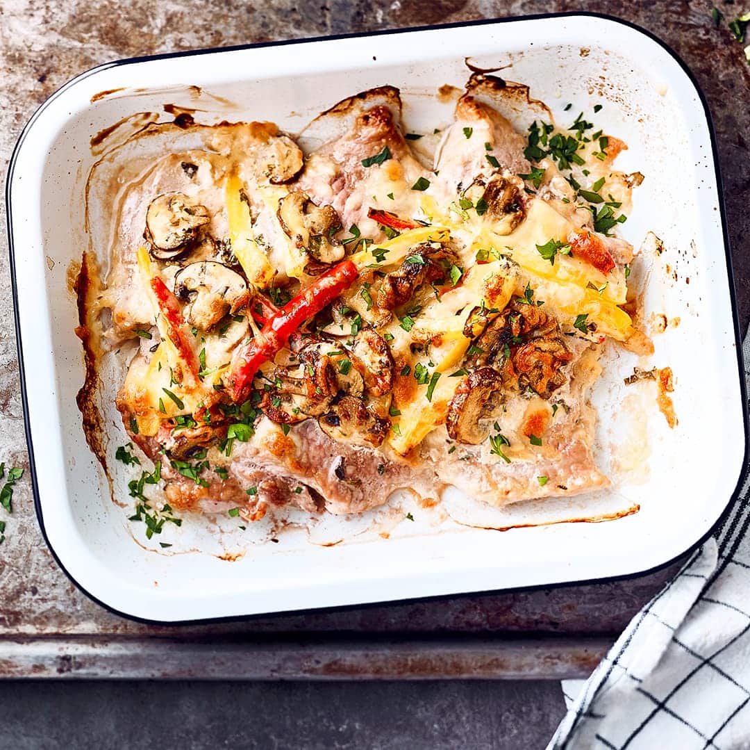 Ob als Mittag- oder Abendessen: Unser Rezept für leckere Ofenschnitzel mit Champignons, Paprika und Duftreis ist schnell und einfach zubereitet.
