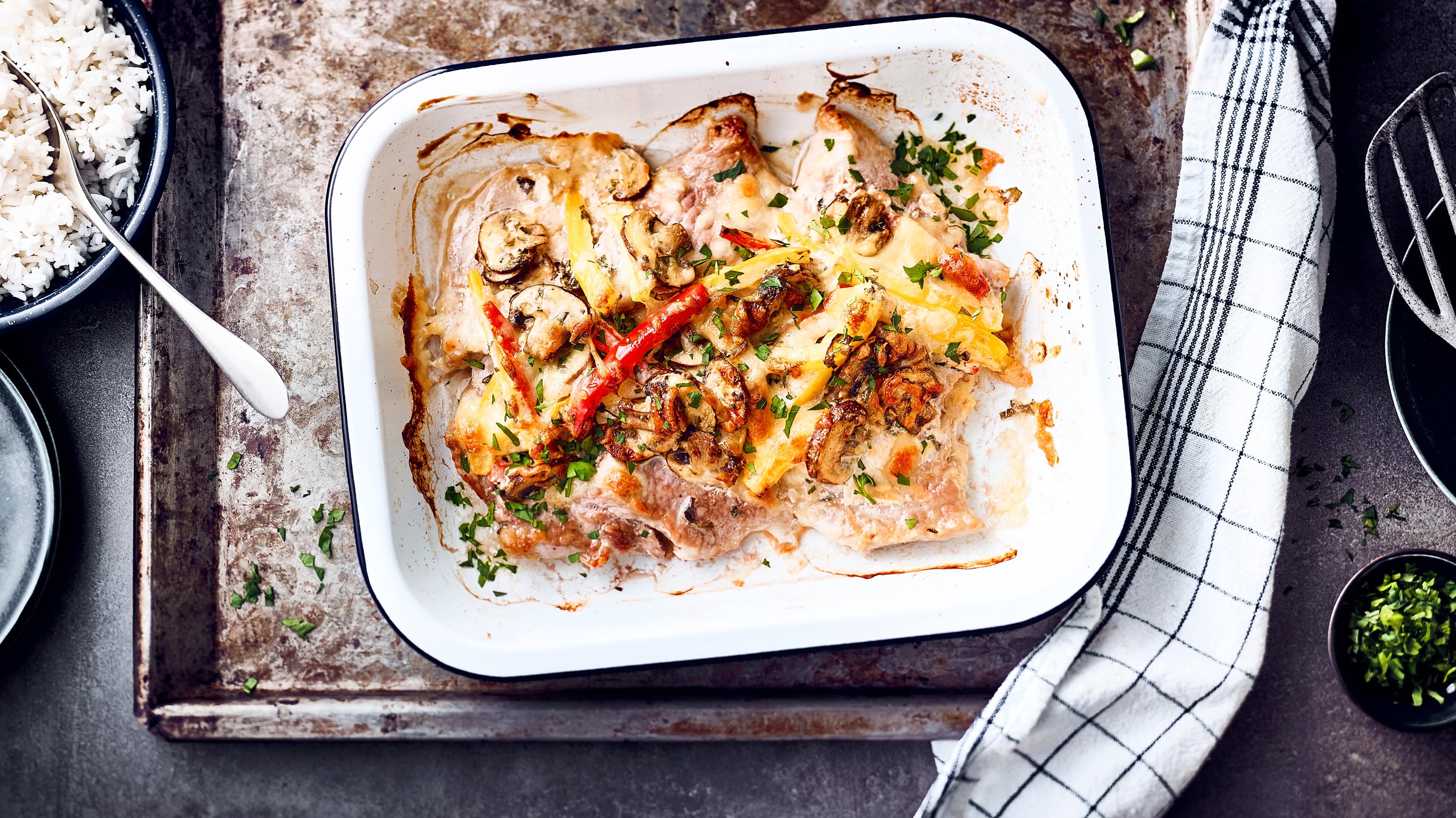 Ofenschnitzel Ob als Mittag- oder Abendessen: Unser Rezept für leckere Ofenschnitzel mit Champignons, Paprika und Duftreis ist schnell und einfach zubereitet.