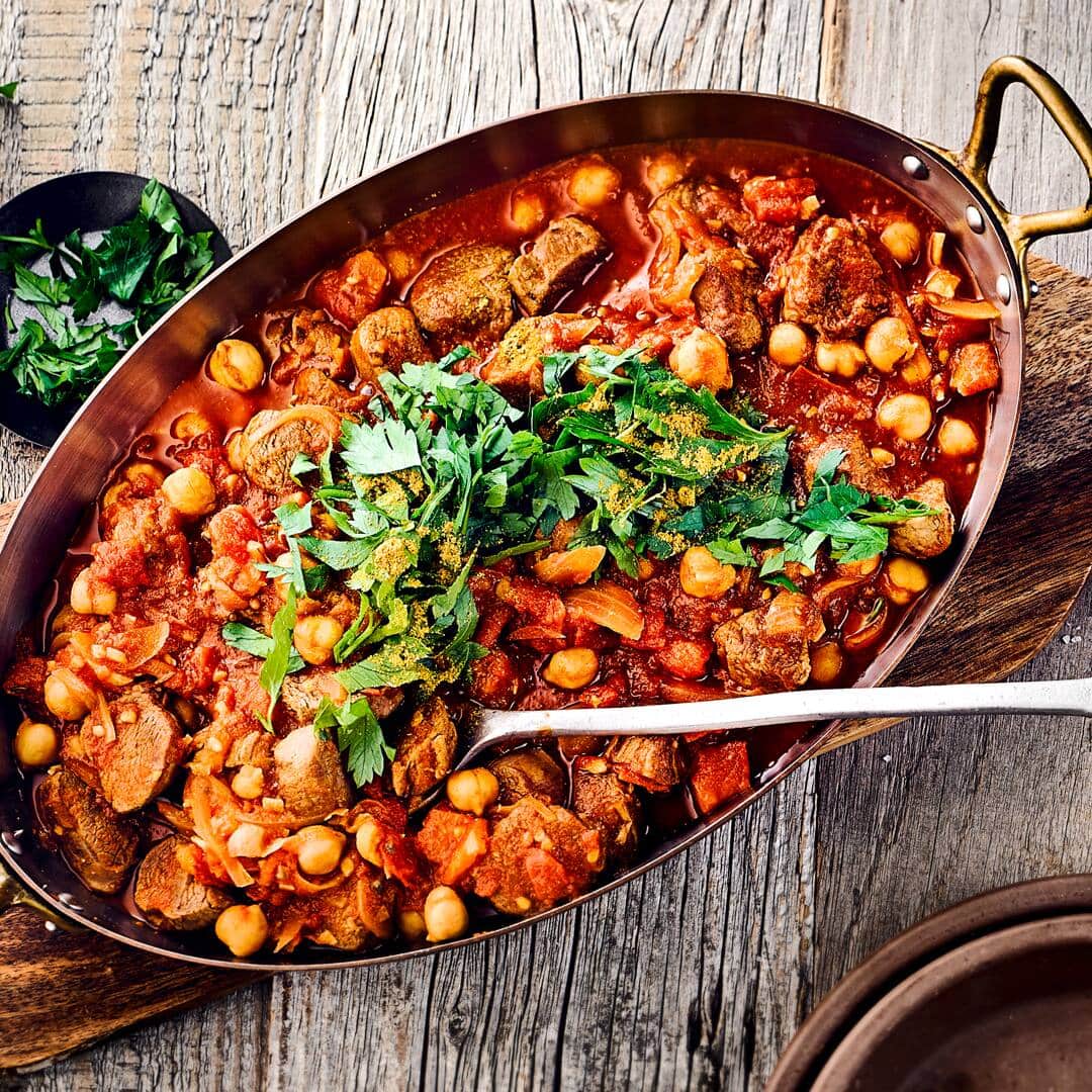 Unser Rezept für pakistanisches Lammcurry mit Kichererbsen, Tomaten und frischer Petersilie zaubert einen Hauch Orient in Ihr Zuhause – probieren Sie es aus!