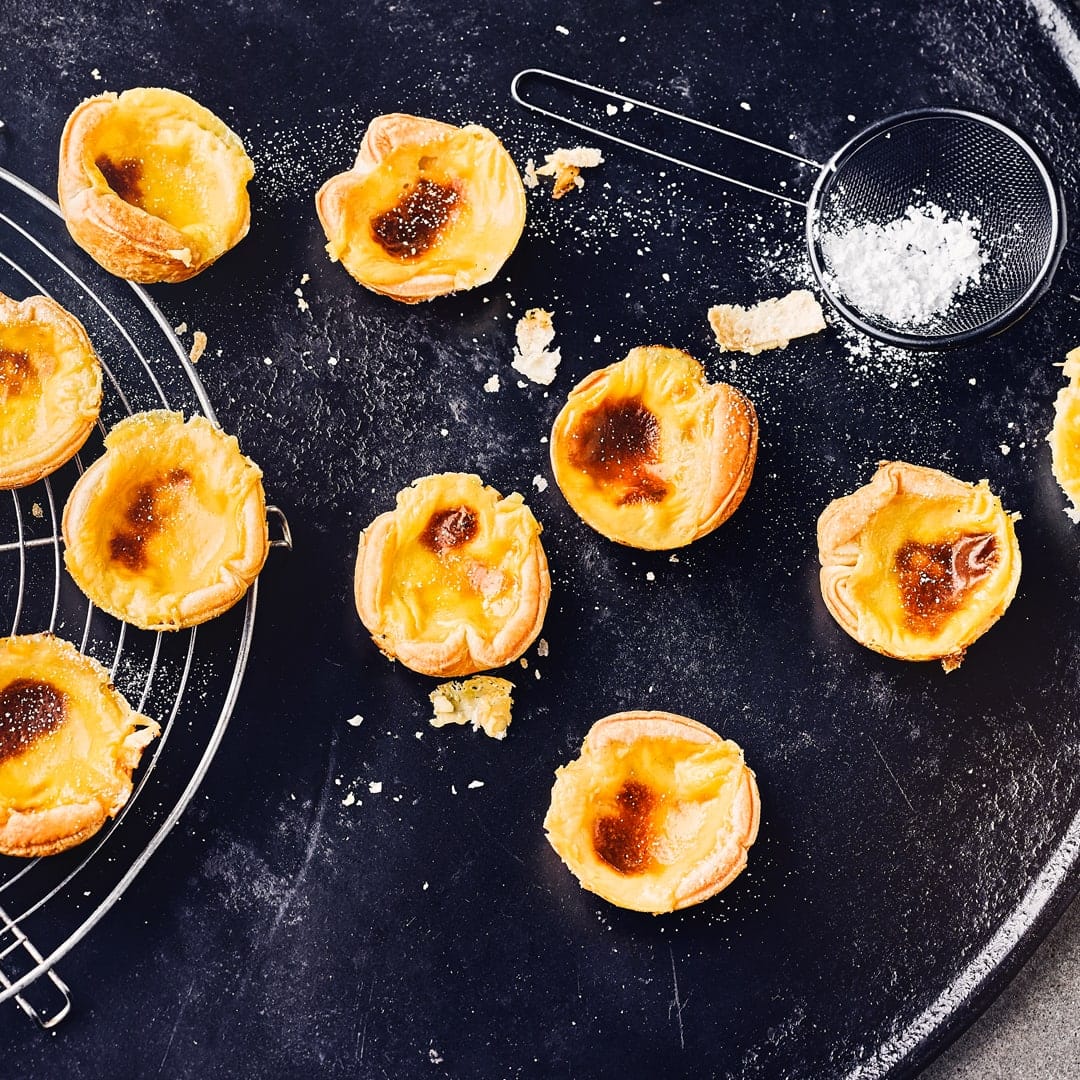 Wenn es um Süßes geht, hat jedes Land seine eigenen Traditionen. In Portugal werden aus Vanillecreme und Blätterteig leckere Törtchen gezaubert. Mit unserem Pastel de Nata-Rezept können Sie die portugiesische Spezialität zu Hause backen.