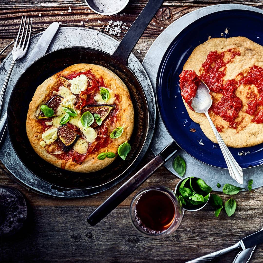 Pizza immer nur aus dem Backofen? Bei uns gibt es die auch mal aus der Pfanne: Einfach den Teig vorbereite, ausbacken, anschließend belegen und in der Pfanne fertig backen.