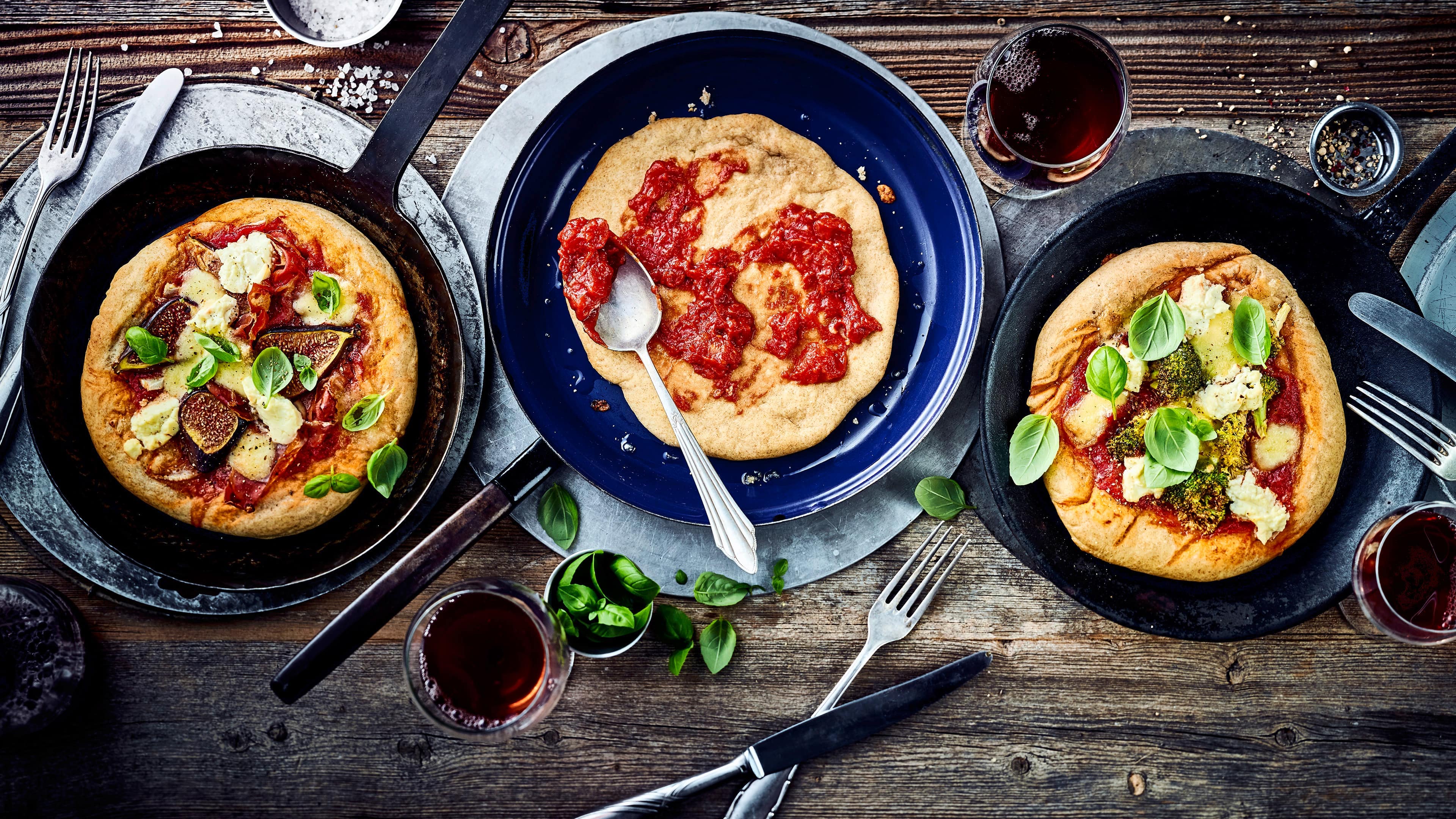 Pfannenpizza Pizza immer nur aus dem Backofen? Bei uns gibt es die auch mal aus der Pfanne: Einfach den Teig vorbereite, ausbacken, anschließend belegen und in der Pfanne fertig backen.