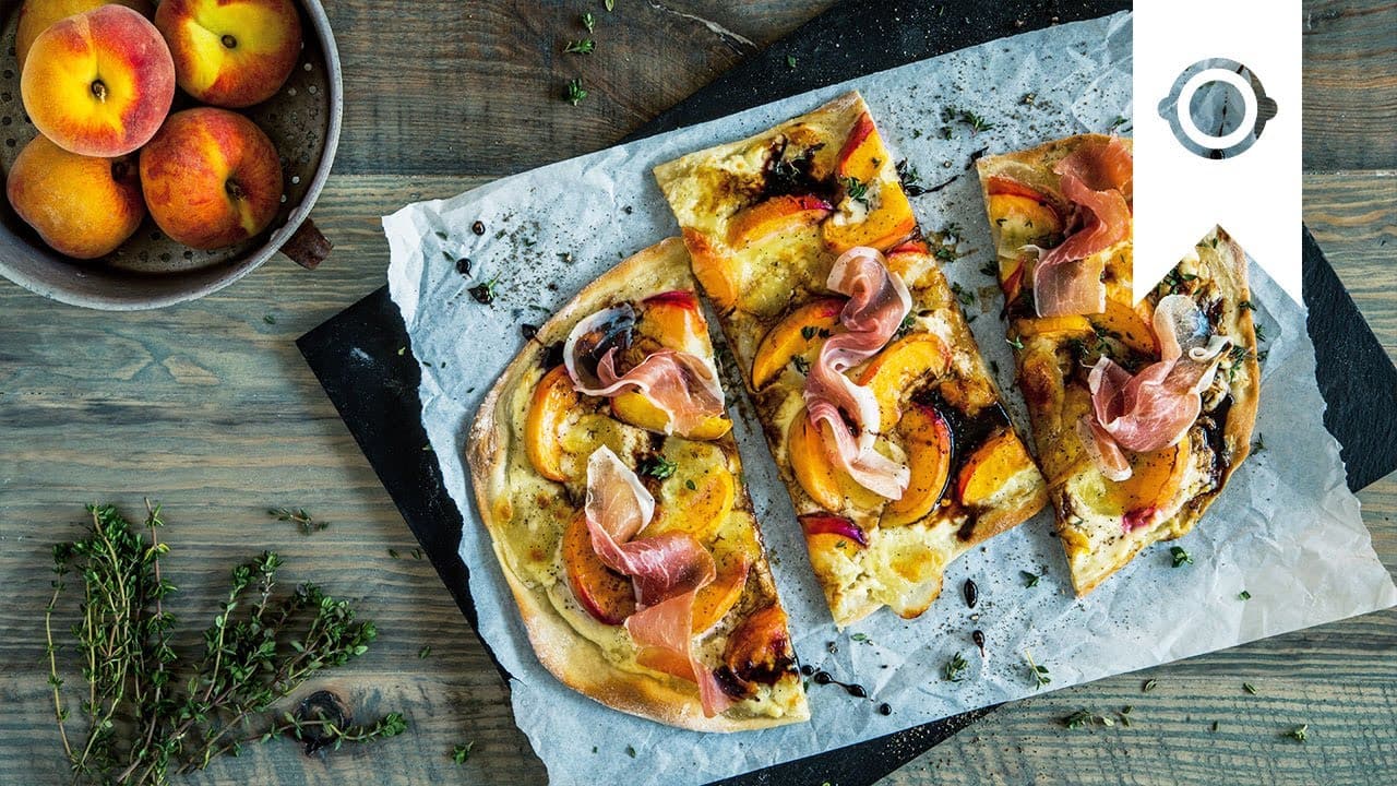 Pfirsich Flammkuchen mit Schinken & Balsamico-Vinaigrette YouTube Platzhalterbild für ein Video mit dem Titel 'Pfirsich Flammkuchen mit Schinken & Balsamico-Vinaigrette'.