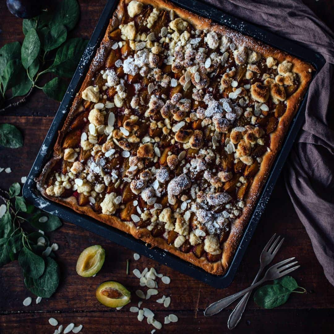 Endlich ist sie wieder da: Die Zeit für saftige Blechkuchen! Und das am allerliebsten mit Pflaumen in unserem Pflaumen-Streuselkuchen!