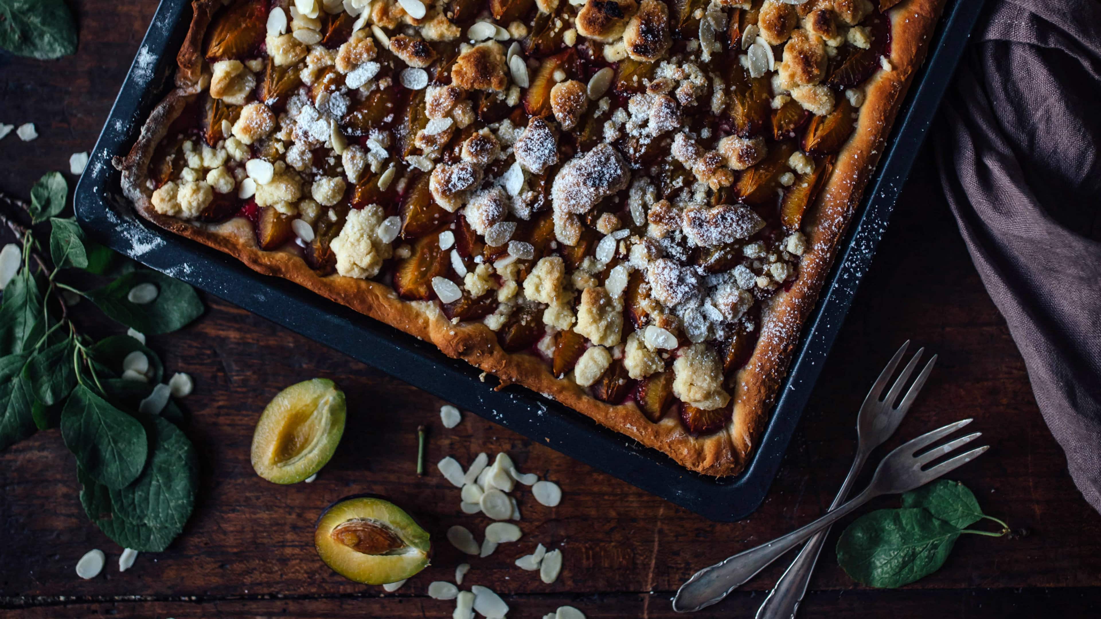 Pflaumen-Streuselkuchen Endlich ist sie wieder da: Die Zeit für saftige Blechkuchen! Und das am allerliebsten mit Pflaumen in unserem Pflaumen-Streuselkuchen!