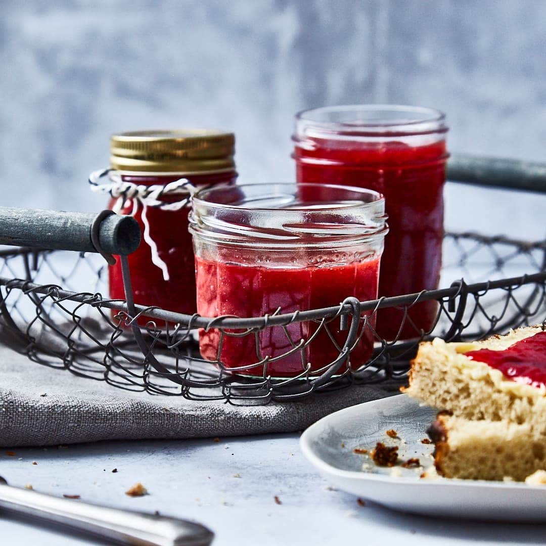 Es geht doch nichts über ein fruchtiges Pflaumenmus wie früher bei Oma! Ganz einfach zum Selbermachen und eine schöne Geschenkidee für die Liebsten!