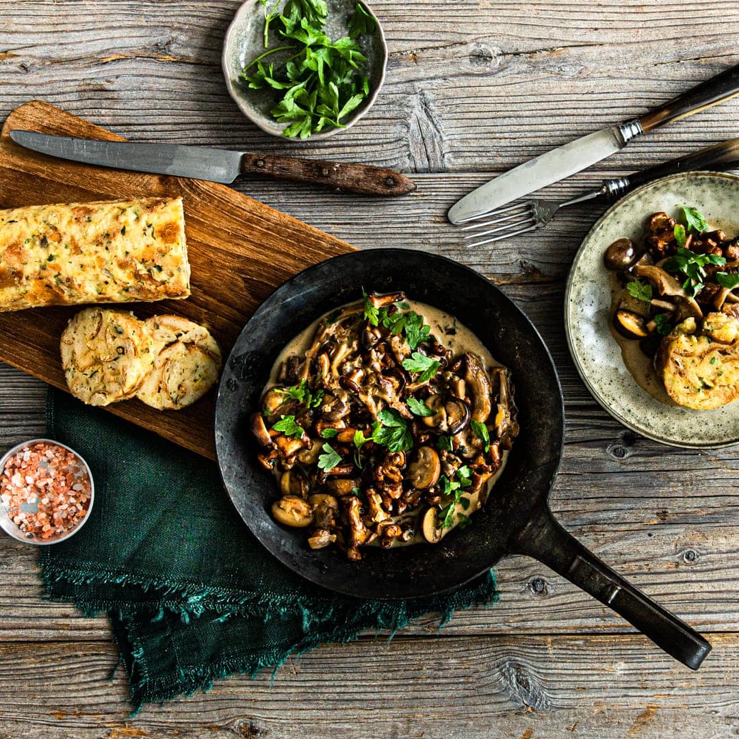 Cremiges Ragout muss nicht immer mit Fleisch serviert werden: Bei uns kommen Pfifferlinge, Austernpilze und Champignons ins Pilzragout und werden mit selbstgemachten Serviettenknödeln angerichtet.