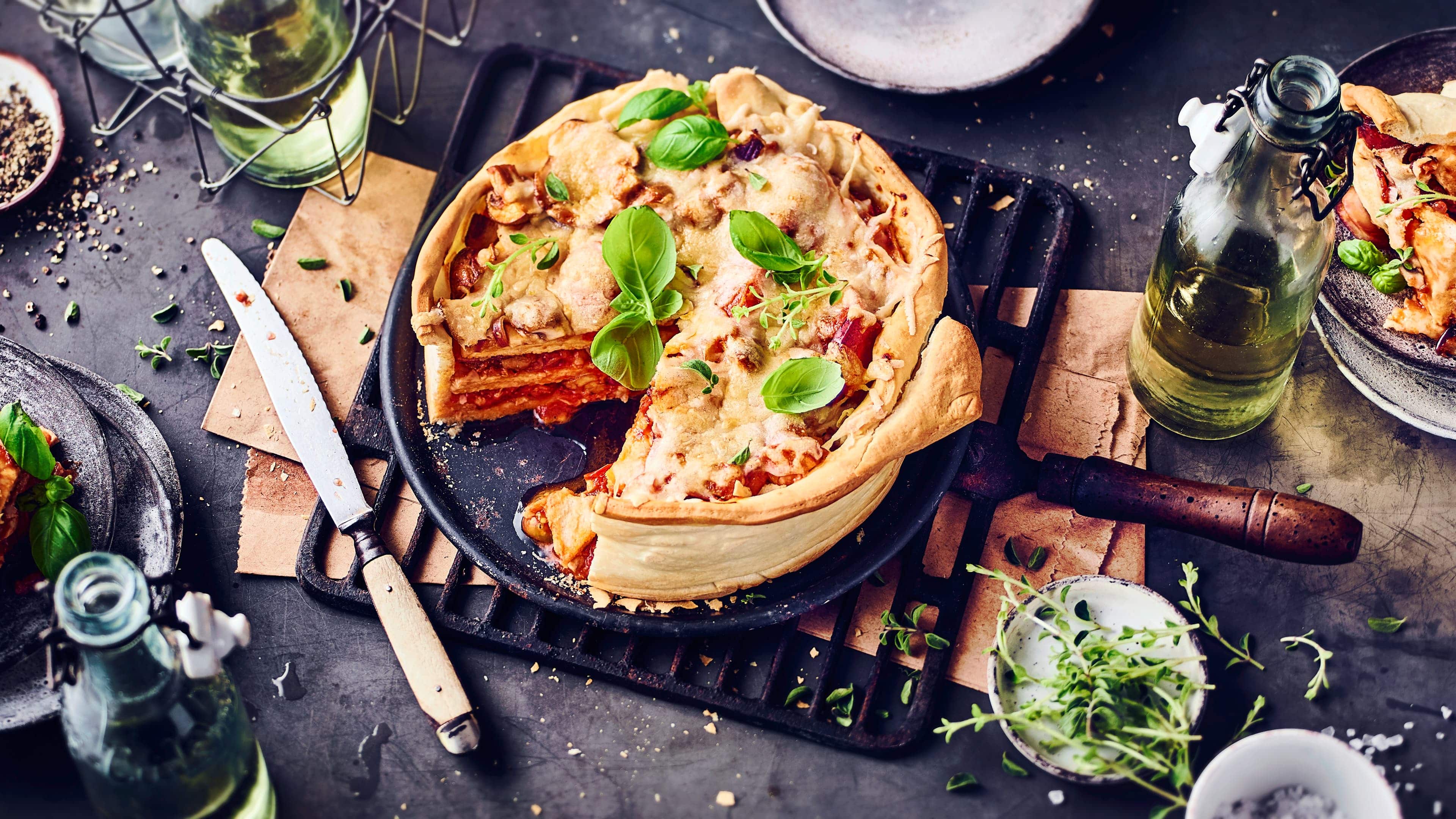 Pizzakuchen Wir lieben Pizza und wir lieben Kuchen: Was liegt da näher als ein köstlicher Pizzakuchen? In unserem Rezept backen wir ihn mit Paprika, Mais und Chorizo, aber je nach Genuss kann dies natürlich verändert werden – probieren Sie es aus!