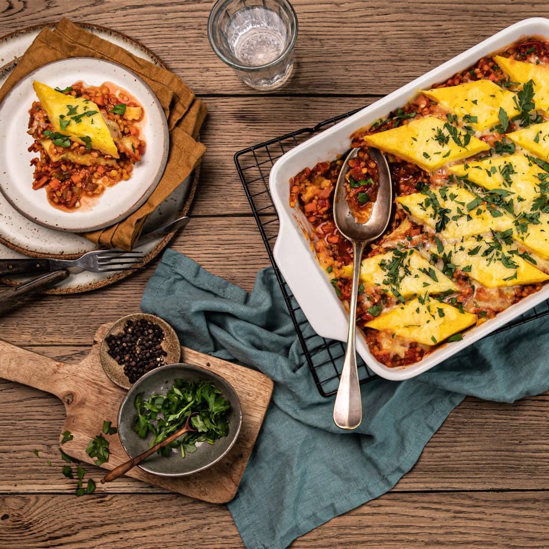 Lust auf Auflauf, aber vielleicht mal etwas spezieller? Probieren Sie unseren leckeren Polenta-Auflauf mit selbstgemachten Polentarauten, leckerer Linsenbolognese und viel Käse!