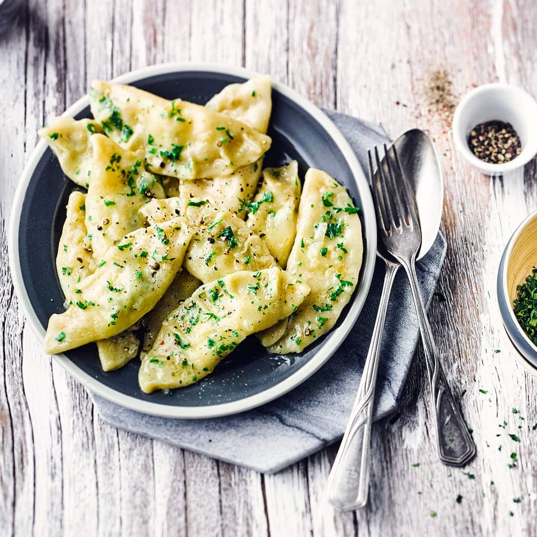 Eine polnische Spezialität, die man unbedingt probierne muss: Piroggen - kleine Teigtaschen gefüllt mit Kartoffeln, Zwiebel und Schichtkäse.