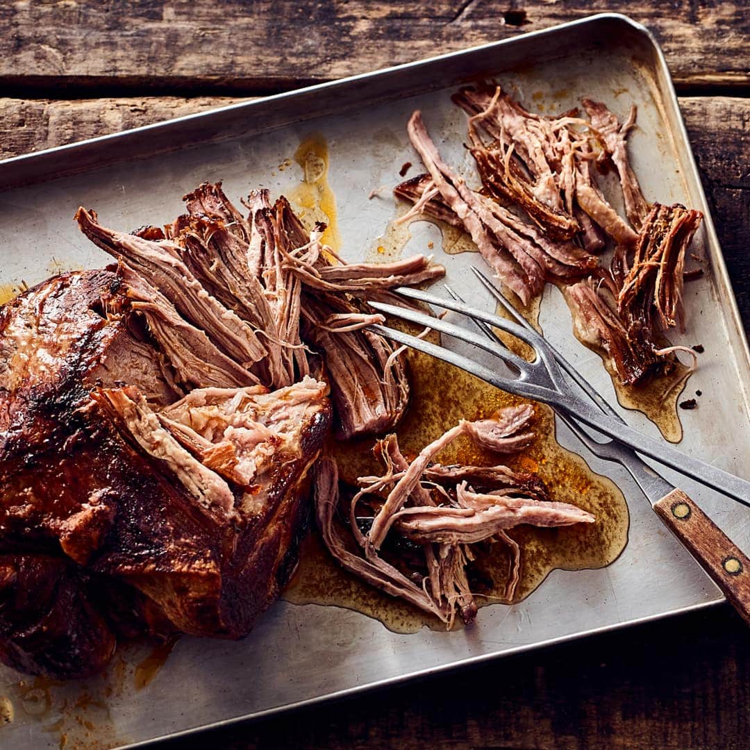 Die Zubereitung dauert zwar etwas, aber Zeit und Mühe werden sich lohnen: Selbstgemachtes Pulled Pork - nach Belieben mit scharfer Chilisoße im Brötchen servieren oder als Beilage zu Kartoffelwedges oder Reis genießen.