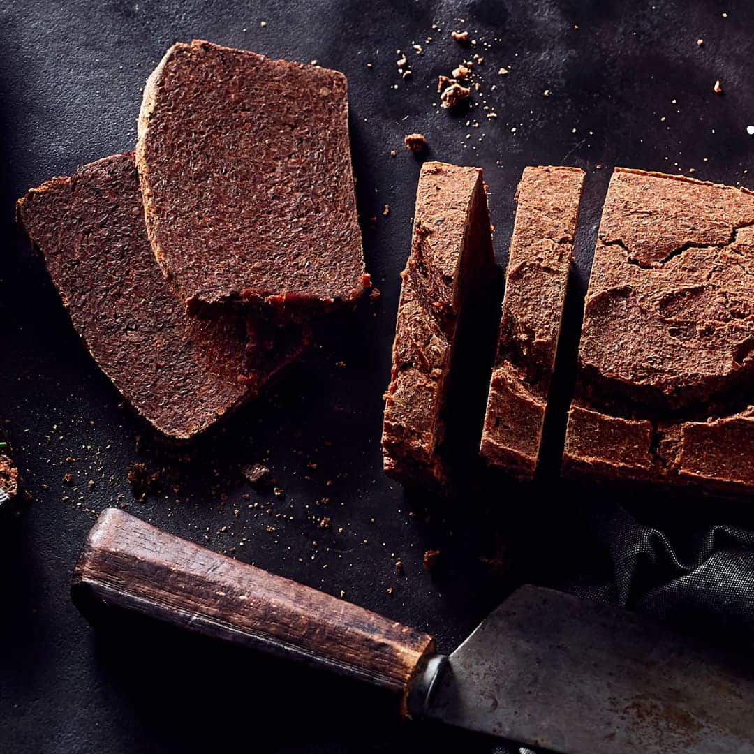 Auch wenn es sich auf den ersten Blick vielleicht etwas kompliziert liest, sollten Sie es unbedingt einmal ausprobieren: Selbstgemachtes Pumpernickel!