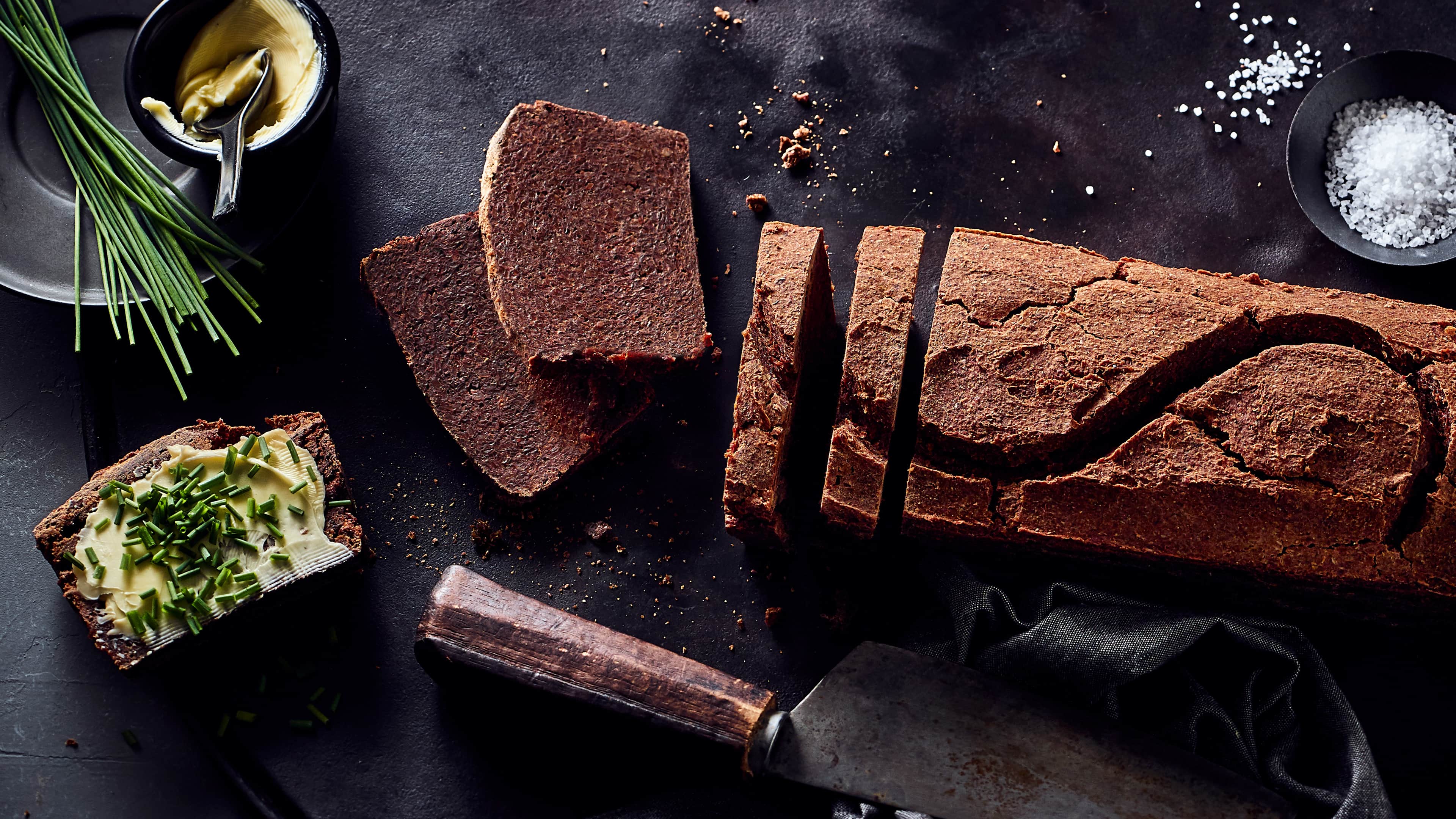 Pumpernickel Auch wenn es sich auf den ersten Blick vielleicht etwas kompliziert liest, sollten Sie es unbedingt einmal ausprobieren: Selbstgemachtes Pumpernickel!
