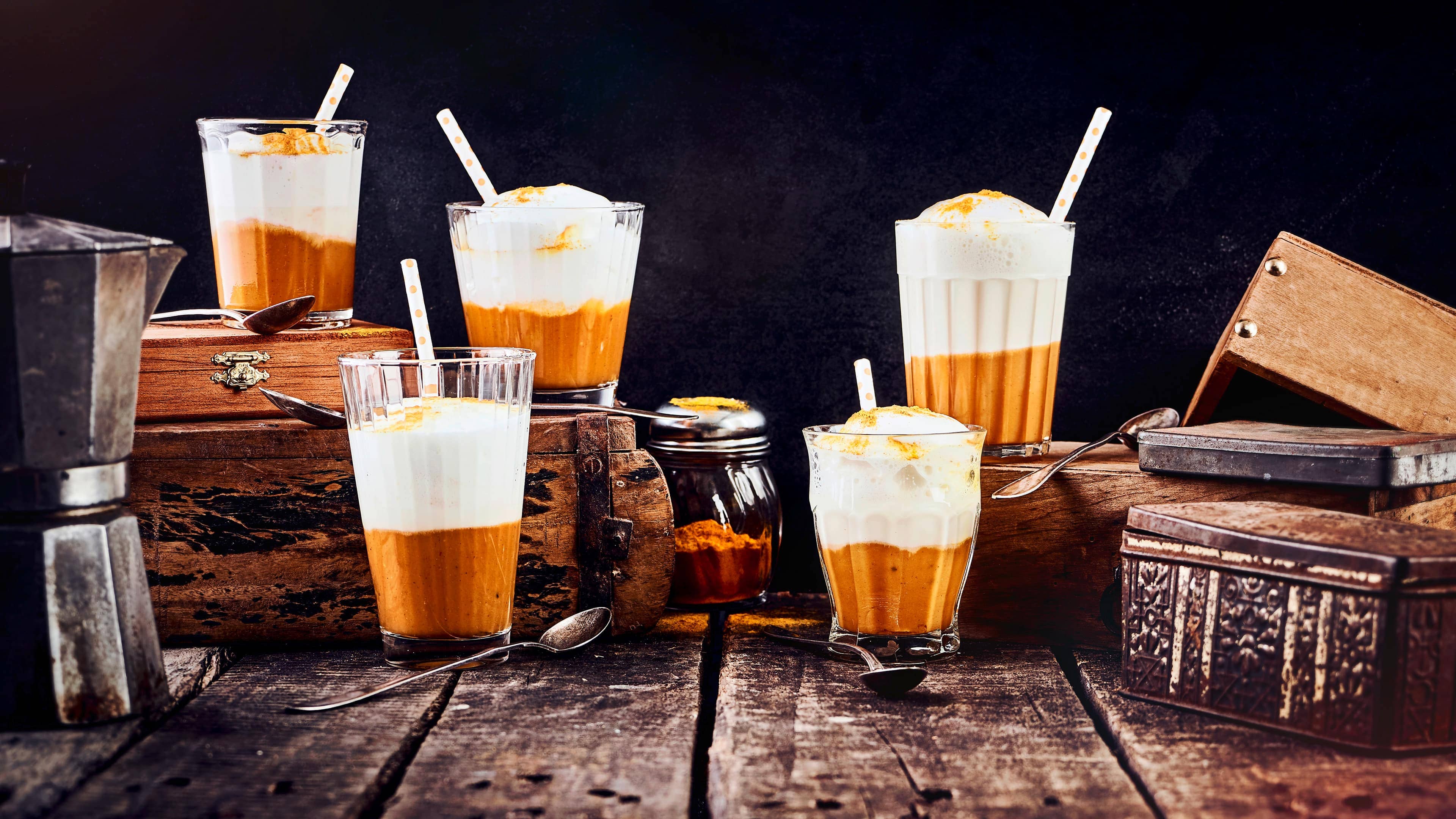 Pumpkin Spice Latte Dieses herbstliche Getränk hat sich wirklich zum Klassiker entwickelt und ist dazu ganz einfach selber zuzubereiten: Überraschen Sie Ihre Gäste doch einmal mit einem Pumpkin Spice Latte!