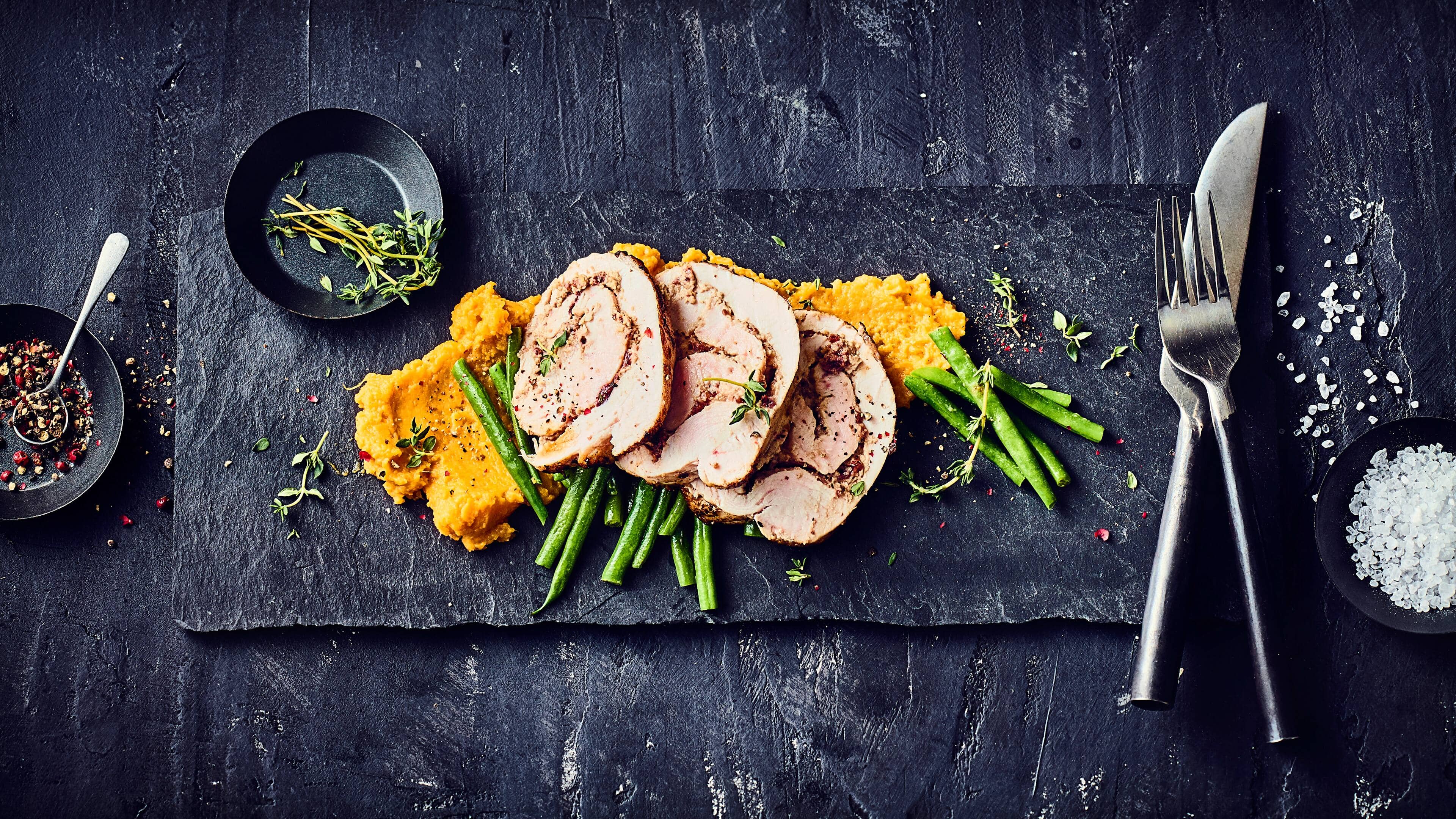 Putenrollbraten Sowohl die köstliche Walnuss-Frischkäse-Cranberry-Füllung als auch die Süßkartoffel- und Prinzessbohnen-Beilagen machen unser Rezept für einen Putenrollbraten besonders schmackhaft.