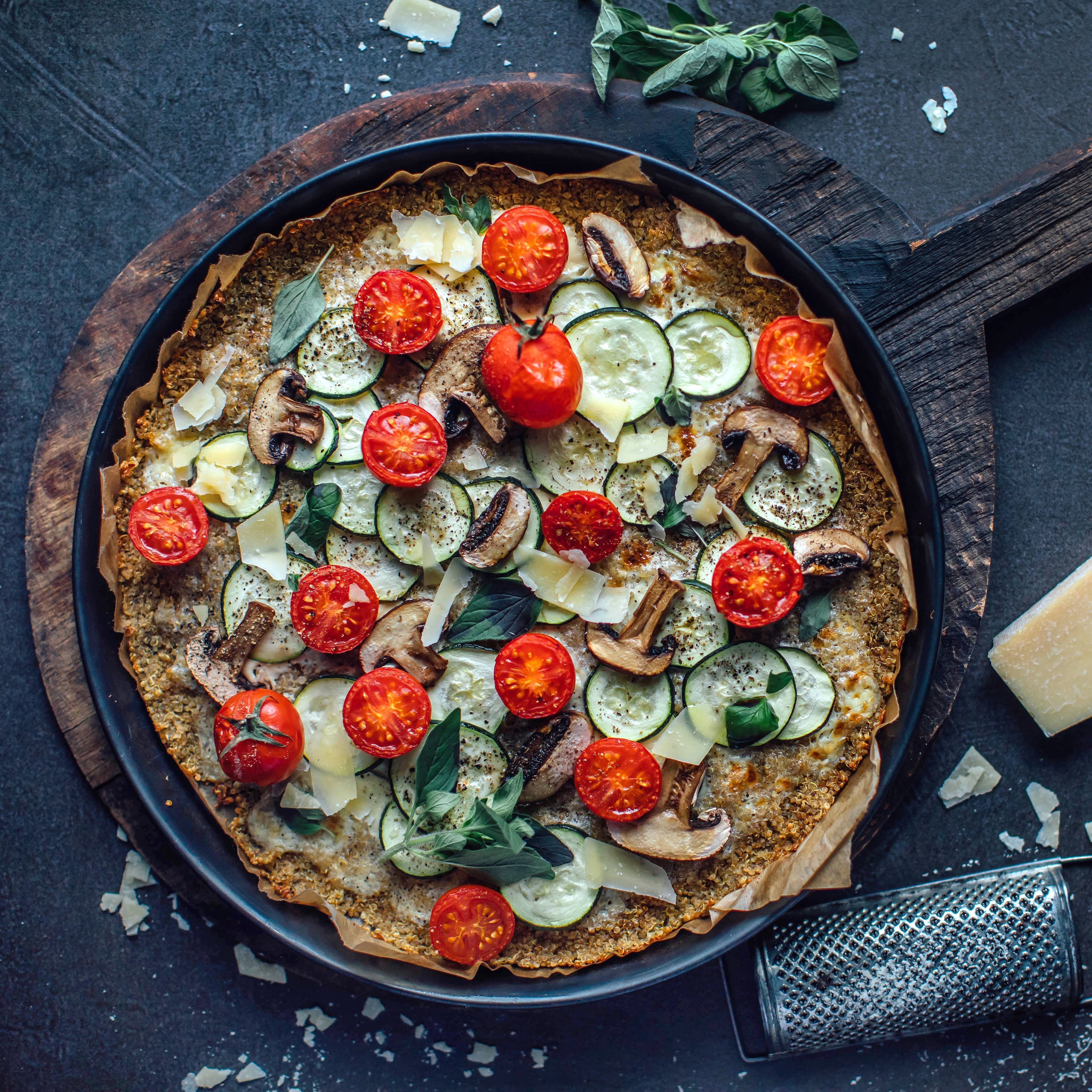 Wenn es Pizza gibt, möchte jeder ein Stück abhaben! Ganz besonders von unserer köstlichen Quinoa-Pizza mit Zucchini, Tomaten und Champignons.