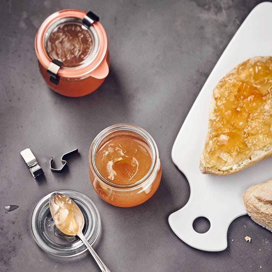 Quittengelee mit IngwerIn Omas Obstgarten waren die Bäume mit den gelben, apfelförmigen Früchten noch selbstverständlich. Heute schätzen Kenner das säuerliche Obst als leckeren Brotaufstrich und Zutat für gebackene Leckereien.