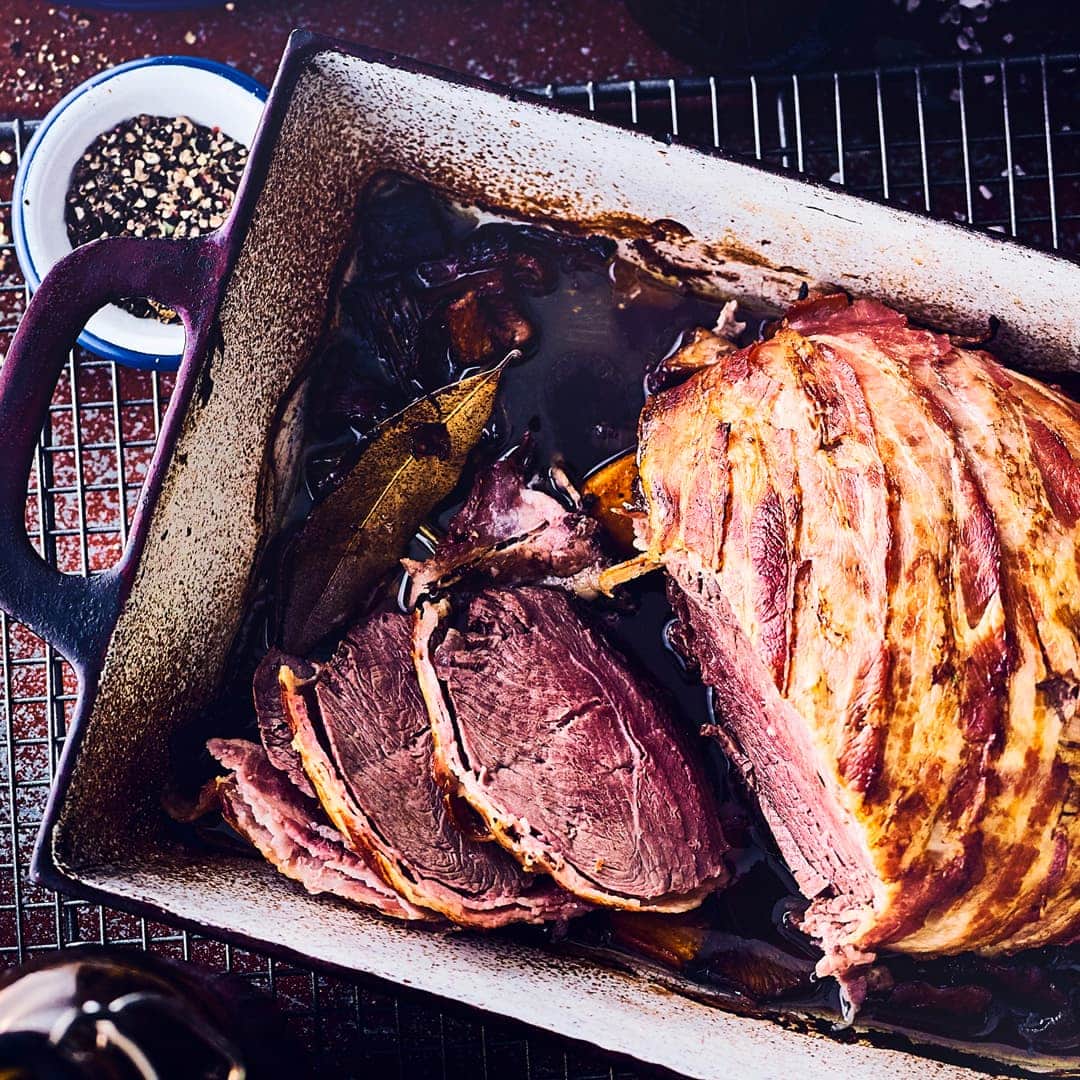Deftig und schön kross, so schmeckt die Rehkeule mit Speckmantel. Als Beilage gibt es Spätzle und herbstliches Wurzelgemüse.
