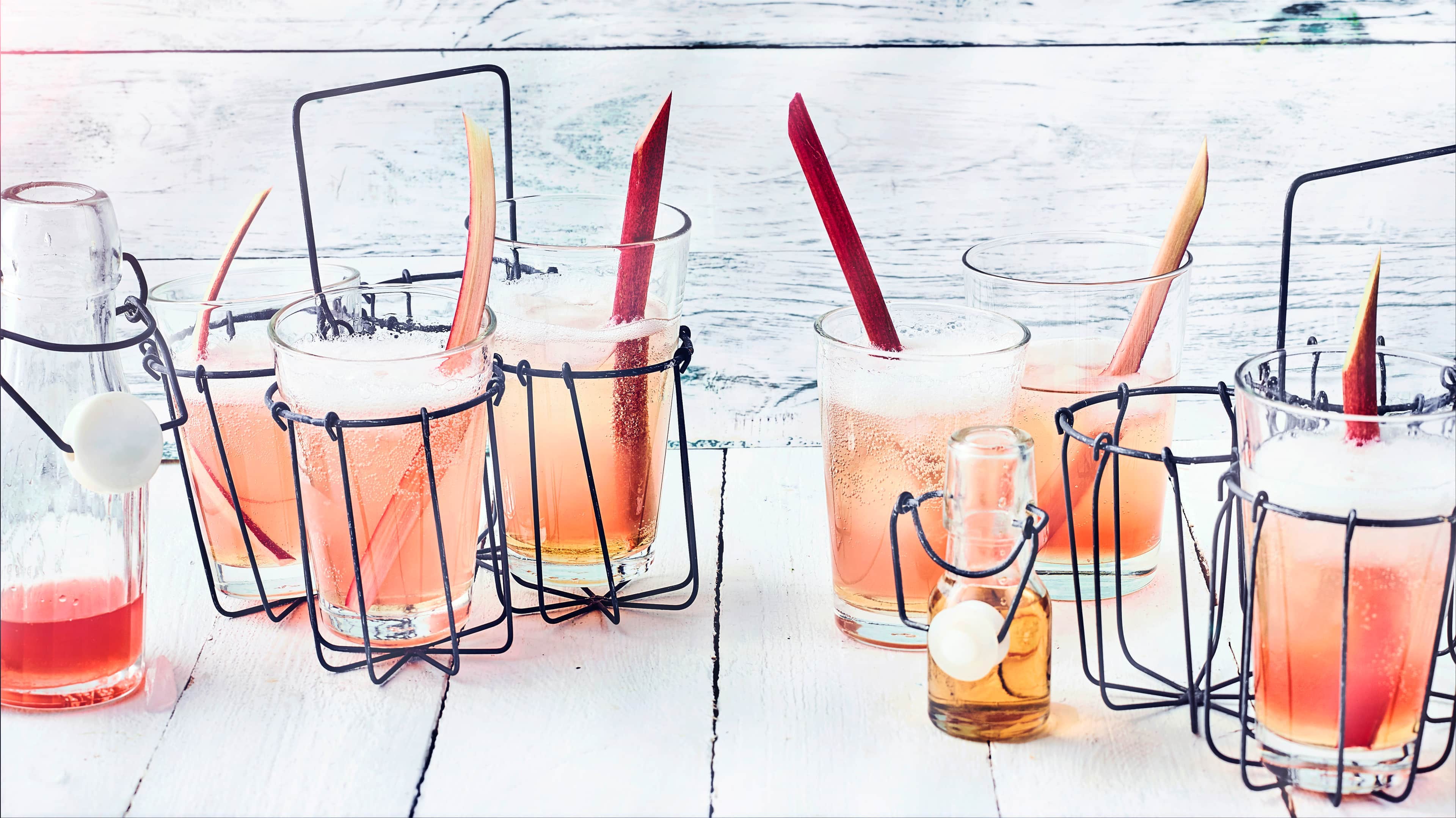 Rhabarber-Holunder-Spritz Spritzig saurer Rhabarber, gepaart mit Holundersirup und Prosecco ist einfach ein köstlich, erfrischender Sommer-Cocktail, der witzig aussieht. Auf der nächsten Party darf der Rhabarber-Holunder-Spritz nicht fehlen.