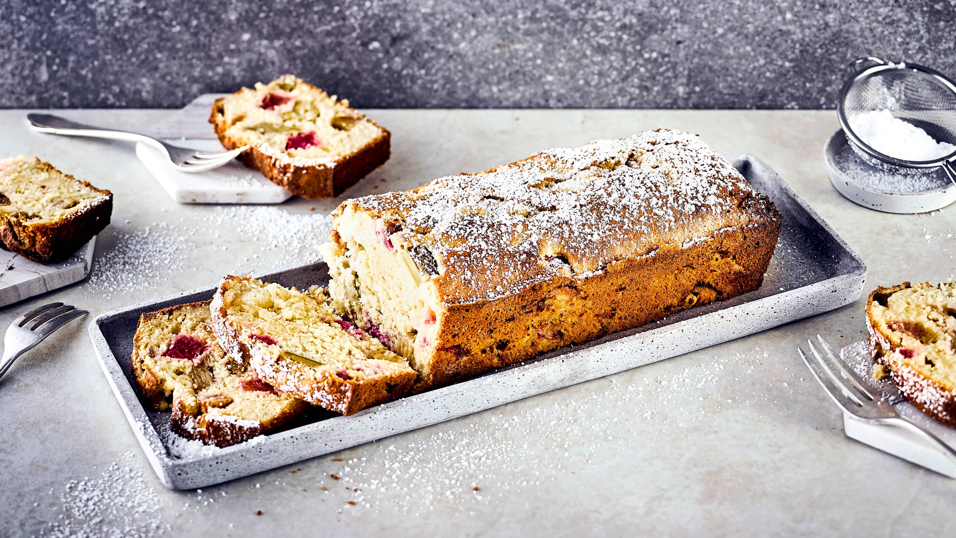 Rhabarber-Kokoskuchen Probieren Sie unser Rezept für einen schmackhaften Rhabarber-Kokoskuchen unbedingt aus – besonders leicht zubereit in der klassischen Kastenform!