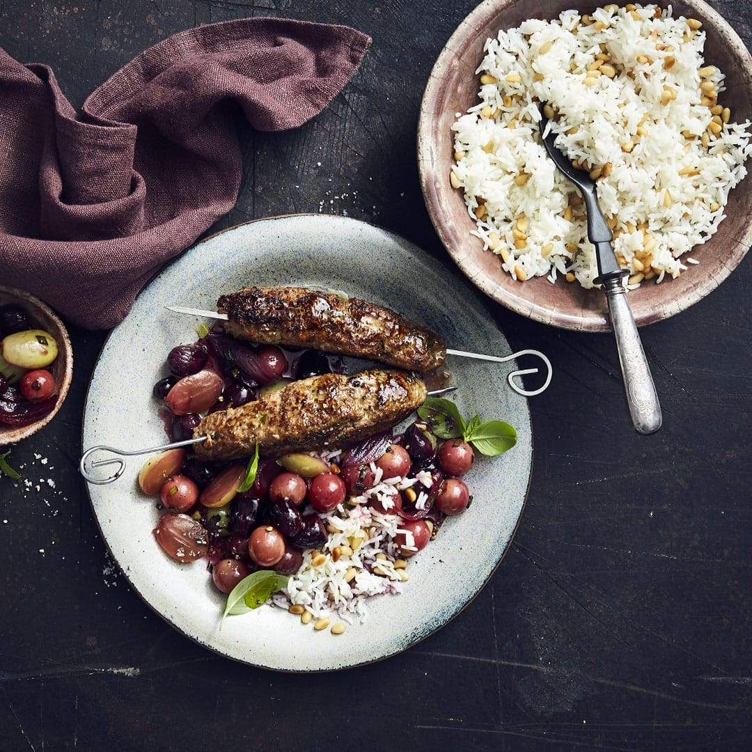 Herrlich orientalisch: unser Rinderkebab mit erfrischender Beilage aus süßsauren Weintrauben und Granatapfelsaft schmeckt wundervoll würzig. Dazu passt Basmati-Reis.